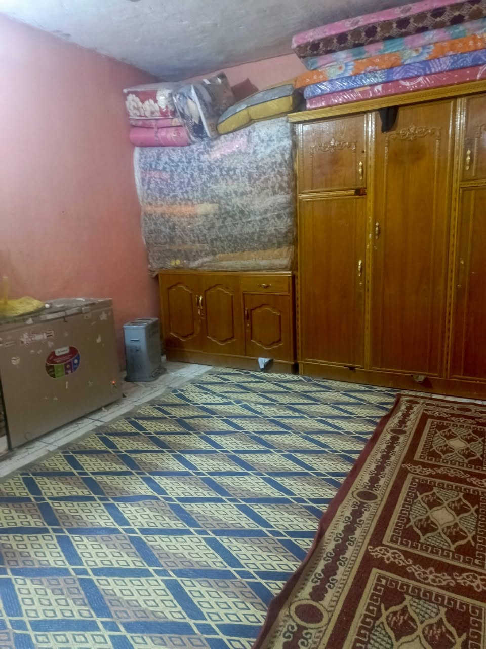 السلام عليكم دار للبيع العنوان النهروان  شارع عشرين مقابيل المركز المساحة 200متر غرفتين صالة واستقبال مطبخ صحيات وترك رقم الهاتف .*********** 

السعر 45
