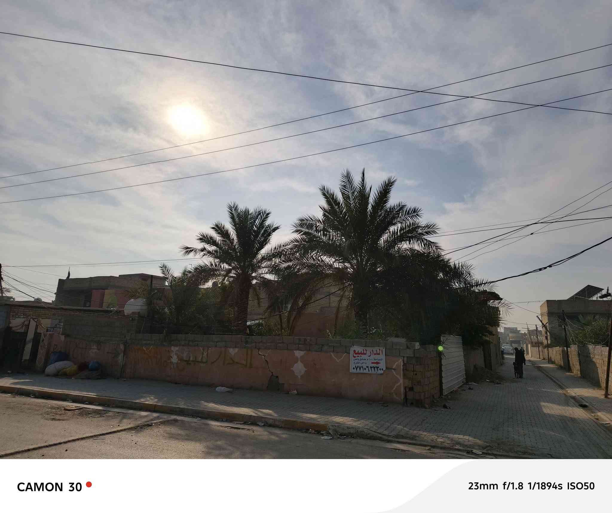 السلام عليكم عندي دار عل شارع ركن تجاري تفليش يعتبار كاع ٦٠٠ متر اوجه البيت ٢٠ متر النزال ٣٠ متر طابو سند ٢٥  من صاحبها الصالي تتكاتب اوياي تريد نصه ٣٠٠ متر عادي تريدها كامله بكيفك انته كافت الخدمات بيه/ الستفسار هاذ الرقم ***********
