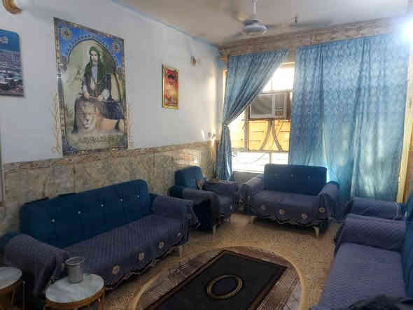 السلام عليكم بيت ١٠٠ متر قاطين جاهز لبيع ومناسب بل الف بنص البناء مي وكهرباء ومجاري ٣ غرف نوم سعره ٨٢ 
الاتصال ***********
