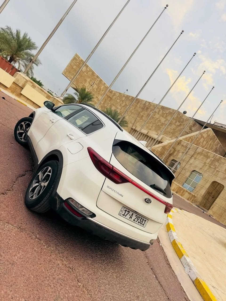🔥 للبيع كيا سبورتج 2020 LX وارد أمريكي 🇺🇸 🔥. 

✅ محرك 2.4 GDI... إذا دهنها أصلي وبنزينها محسن أو انسى شي اسمه دوانز، وسياقتها متعة. 

المواصفات:
✔️ مكينة وكير مكفولات
✔️ شاشة + كاميرا خلفية
✔️ تحكم بالستيرن من الجهتين
✔️ مثبت سرعة
✔️ كشنات ودوشمة جلد
✔️ تكييف ثلج ❄️
✔️ تايرات بحالة ممتازة
✔️ داخلية وكالة، نظيفة ومرتبة 

بخصوص الحادث:
السيارة وارد أمريكي، صور الحادث بل منشور 

📌 رقم مثنى مشروع وطني 

⚠️ ملاحظة:
السيارة نظيفة وواضحة، وكل تفاصيلها وصورها موجودة بالكروب. رجاءً من تتصل لا تكلي: "فلان باع بهيج سعر". كل سيارة إلها حالتها وسعرها، والشي النظيف معروف سعره بالسوك، واللي يدور على الأرخص أكو هواي خيارات، أما اللي يدور على النظافة والجودة يعرف قيمتها. 

💰 السعر: 158$ دولار قابل للتفاوض البسيط جدآ بعد المعاينة فقط. 

📞 *********** 

مكلف بل نشر سيارة تعود الصديقي وخويي وهذا رقمي اكفل السيارة من نايحة التحويل وكلشي بغداد, العراق
