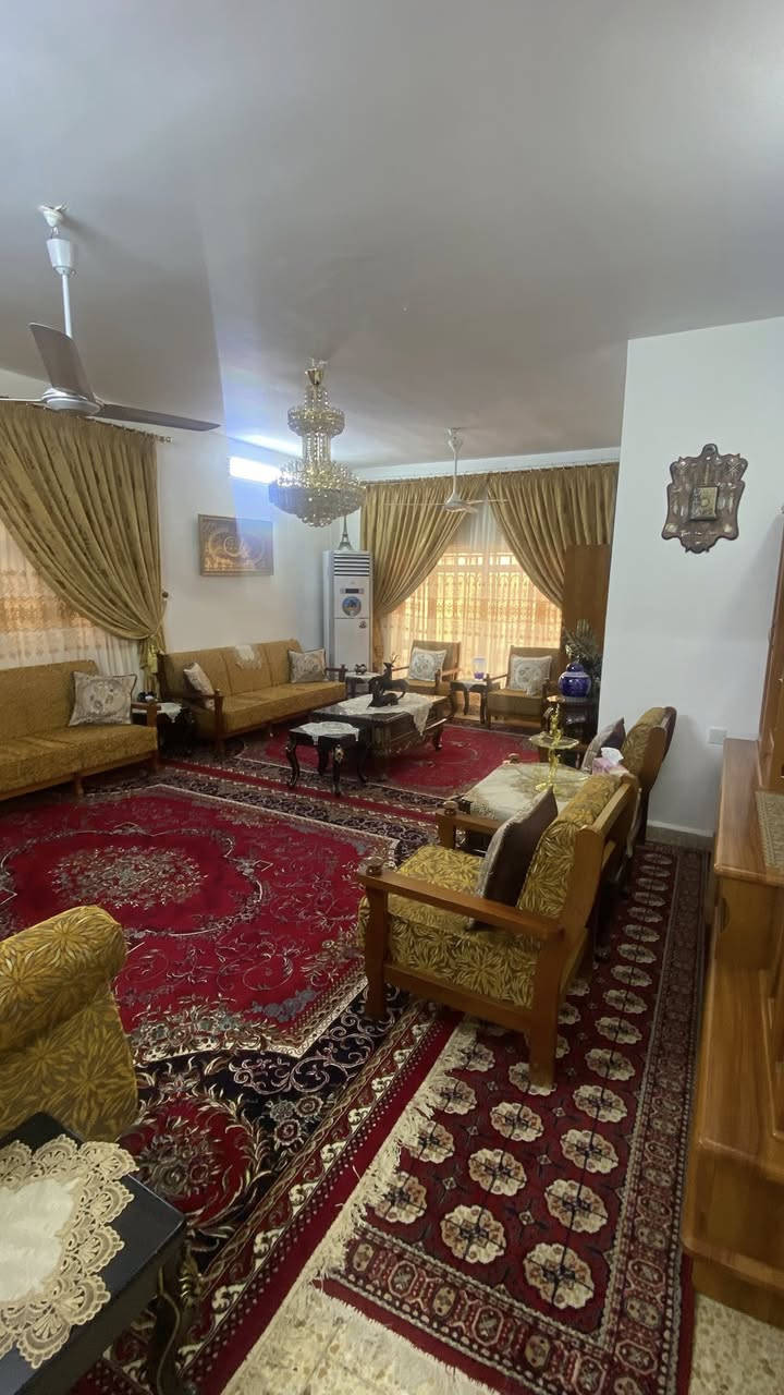 للبيع   حي القادسيه قرب جامع الحمد
البيت يحتوي علئ  استقبال مع مخزن داخلي  وهوال داخلي وموزع

ومطبخ  و غرفتين نوم

الطابق الثاني غرفتين نوم وهول وموزع ومطبخ

مساحه 400 متر 

بناء 90 بس لبيت كلش مرتب 

***********
