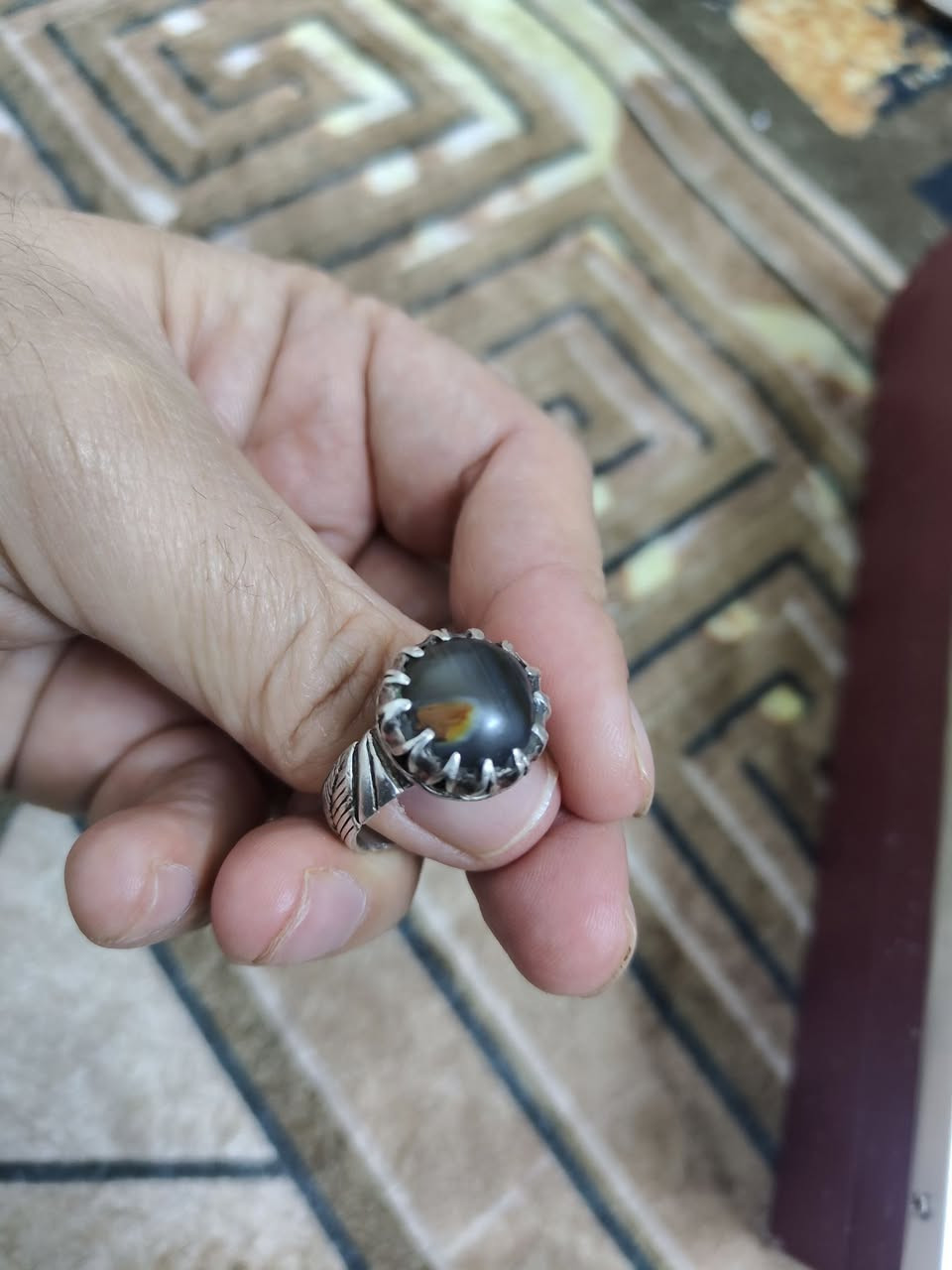 جزعة قديمة كلش للبيع السعر 100 الف مكاني بغداد سبع قصور توصيل ما عندي متواجد فيس و  واتساب ***********
