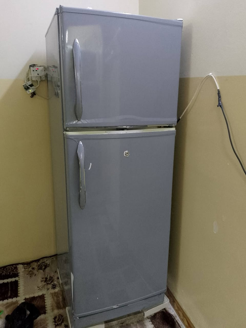 ثلاجه كونكورت شغاله شرط ماطور جديد سعر 150 تواصل ع رقم***********
