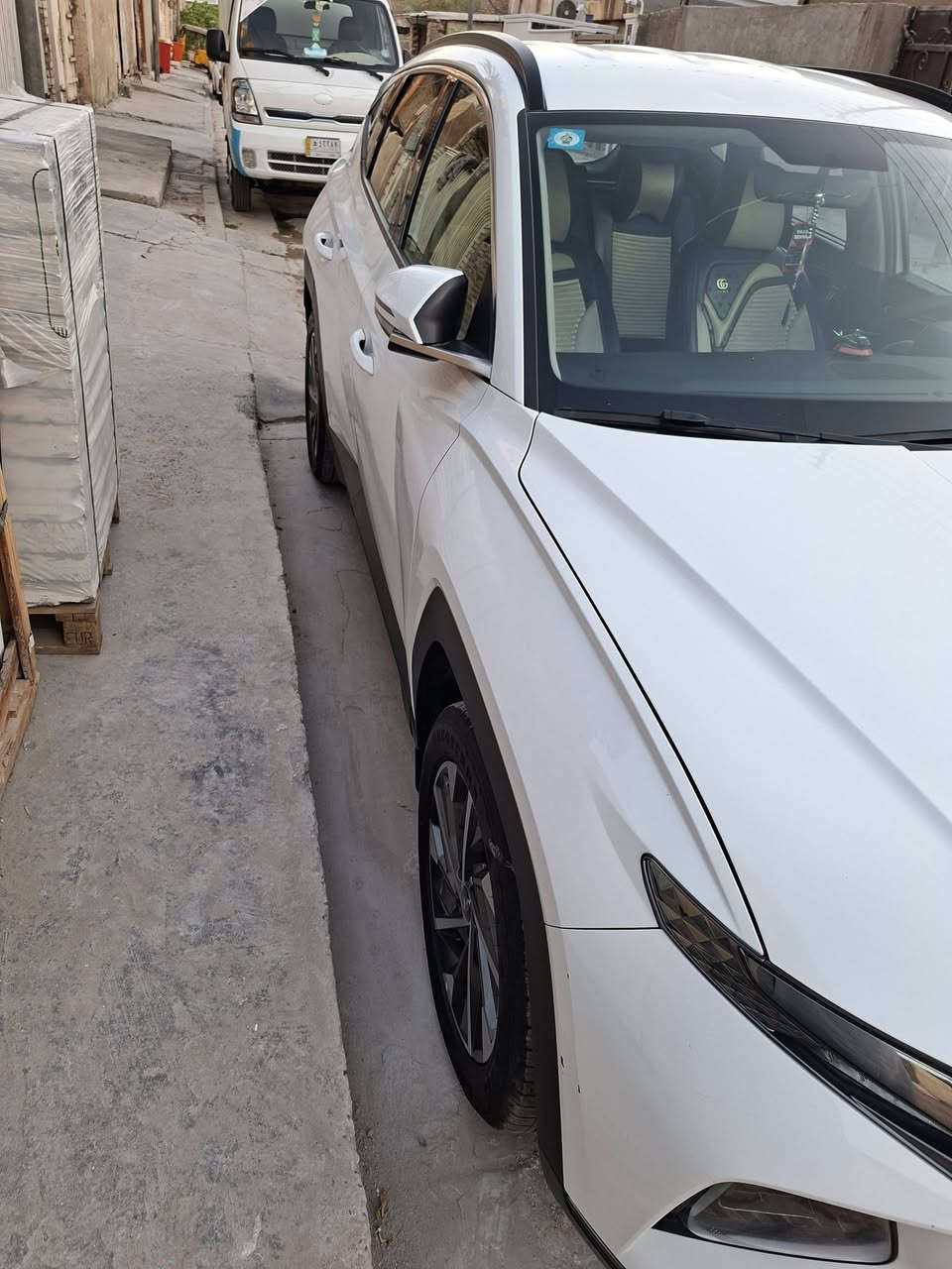 السلام عليكم 
توسان موديل ٢٠٢٠ شكل ٢٠٢١ السياره فول مواصفات 
عدى القمارة حديد 
بصمه كشنات كهرباء 
دخول ذكي مري شفط 
تحكمات استيرن 
شاشة كبيرة 
كامرة دوارة 
تشغيل عن بعد 
تبريد قطعتين 
تخم تاير جواها جديد باتري جديد 
السيارة بيها صبغ بابين عكس السياق بدون دواخل 
مكان السيارة الدورة  
ماشية ٧٩ الف وقابل للزيادة 
السعر 180 وبيها مجال بسيط حك الجية 
***********
***********
