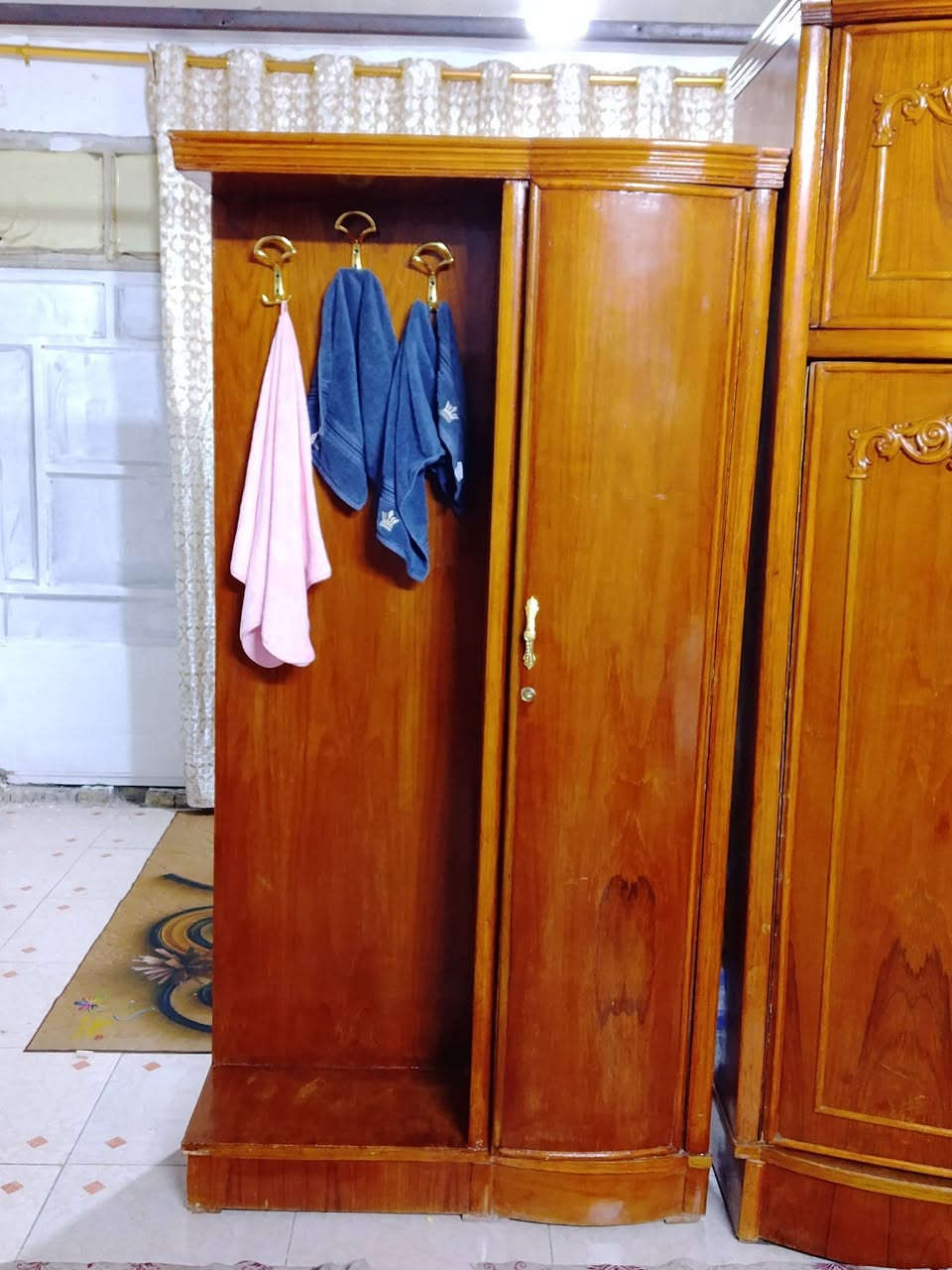 سلام عليكم  غرفت اخشاب صاج نضيفه متكونه من 6 قطع  زاويه و ميز تواليت و ميز بلازمه وجربايه و ملحقاته و كنتور متكون من 5 بيبان 
السعر: 800الف و بيه مجال ***********
