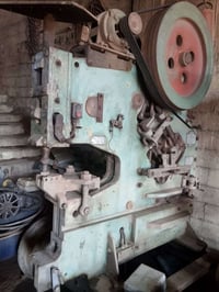 عدنا بنج كهربائي المنشاء روسي موديل 1960بحالة وسط يحتاج إلى بعض الصيان...