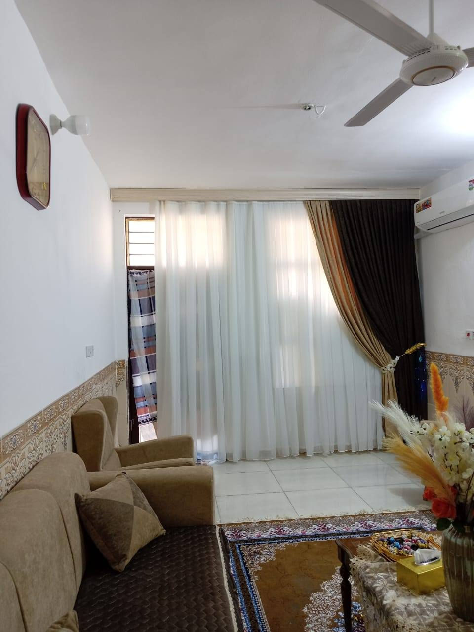 المساحة 180 متر

طابقين الطابق الاول غرف نوم وصاله ومطبخ واستقبال وصحيات داخلية وخارجية

الطابق الثاني غرفه نوم وصاله

البيت بناء التسعينات ومرمم حديث

واجهة 9 متر ونزال 20 متر

للاستفسار الاتصال على ***********

***********
