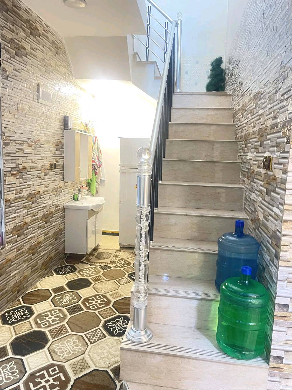 السلام عليكم للبيع بيت 100متر مربع ركن داخلي العنوان السريدات القديمه المربع الثالث قرب اسواق حموشي سعره 84 طابو زراعي سند 25 اقرار محكمه باقي التفاصيل داخل الفيديو 
***********