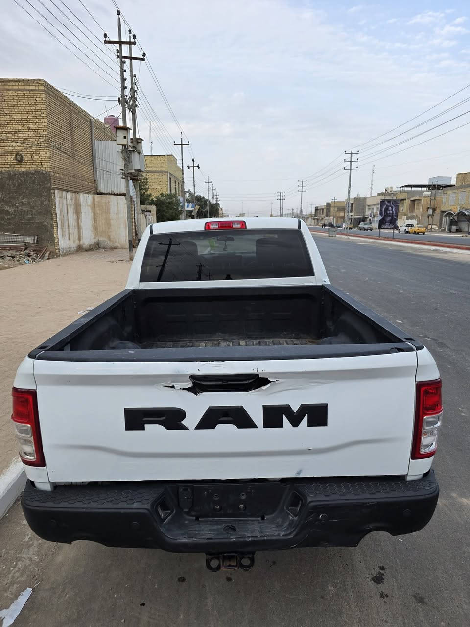 السلام عليكم
دوج رام ٢٠٢٢ رقم بغداد انكليزي
٨ سلندر ٦٤٠٠ تخم تاير تبريد جاهزه السياره 
رقم الهاتف ***********
