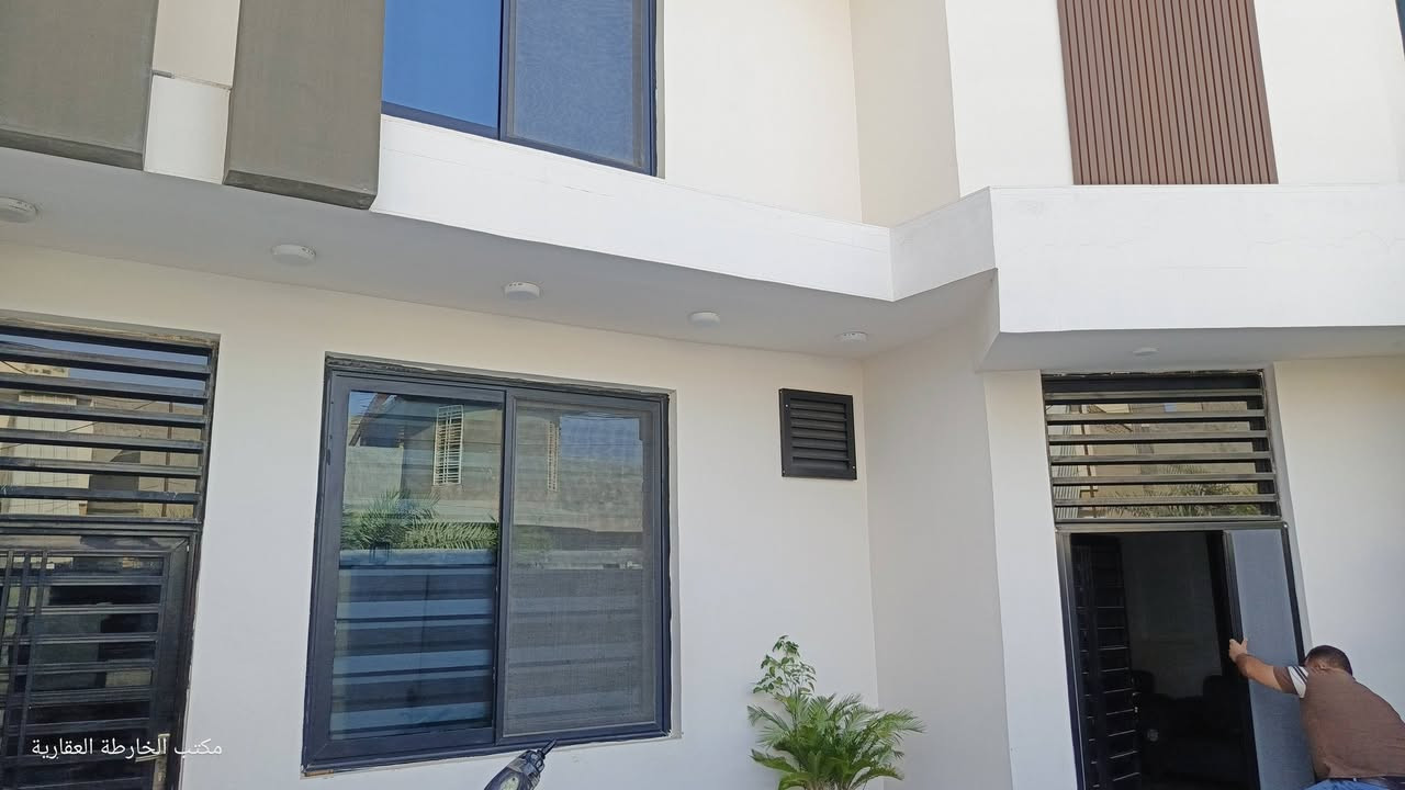 🏠دار للبيــــــع حــــديـــــث #مع_الكاونتر
فـٓـــي حــــــي الصحـــــة خلــــــف صيــــدليـــــة زهــــــراء الــــوطيفـــــي.. شـــــارع 10 م تبليــــــط
_________________
المساحــــــة // 200م
الواجهـــــــــة // 10م
النـــــــــــــــزال // 20م
_________________

🧱🏗️ #الطابــــــــــــــق #الأرضـــــــــــــي
غرفــــــــــة وصالـــــــــة وهـــــــــول ومطبـــــــــخ ومجمــــــــــــع صحيــــــــــات وگــــــــــراج وحــــديقــــة وطـــــارمــــة ومنـــــاور ...
🧱🏗️ #الطابــــــــــــــق #الثانــــــــــــــــي
ثـــــــــلاث غــــــرف وهــــــــــول ومجـمــــــــع صحيـــــــــات ...
_________________

____________💲
السعـــــــر وبــــــاقــــي التفــــــاصيــــــل ع الاتصــــــال
____________💲

_________
#مكتـــــب
       🪐 الخــــارطــــة العقـــــاريــــة 🪐
#الكائـــــــــن
   فـــي ⇩ حـي_الطيـاره_شـارع_25_الـرئيســي_قــرب
_المــــدرس_حسيـــن_طيــــاره
0️⃣7️⃣8️⃣2️⃣5️⃣2️⃣1️⃣2️⃣5️⃣6️⃣5️⃣📲
___________________________________
_____________________________________________
