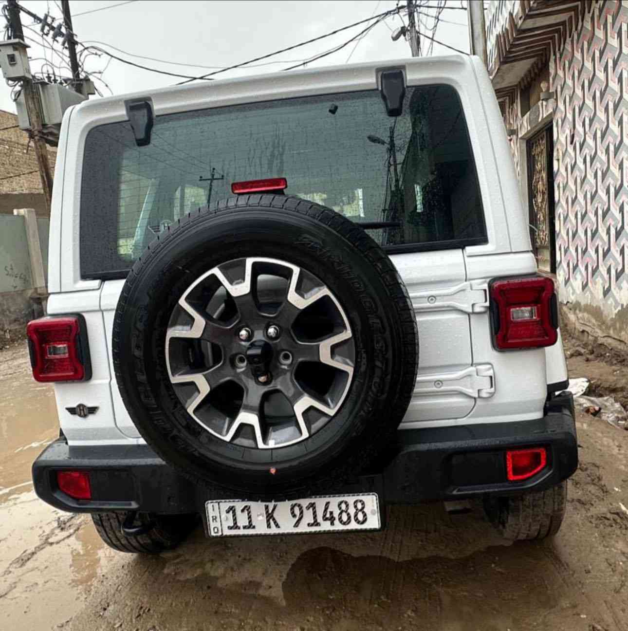 جيب رانغلر صحارى (2024)🤍🔥
🚗 وارد خليجي🇰🇼
✨ الحالة: وكالة هارلم، جديدة مثل الزيرو

📍 العداد: 4,000 كيلو متر
🛡️ كفالة عامة
🔢 رقم بغداد، باسمي
🔎 فقط خدش إصبع موضح بالصور
⚪ اللون: أبيض
🛠️ المحرك: 2.0 لتر تيربو، 4 سلندر، حقن مباشر
🐎 القوة الحصانية: 270
⚙️ عزم الدوران: 400 نيوتن متر
🔄 ناقل الحركة: أوتوماتيك 8 سرعات
🛞 نظام الدفع: دفع رباعي 4X4 متطور مع أكسل ثنائي
🪟 سقف مكون من 3 قطع قابلة للإزالة والتثبيت
🛞 ويل ألمنيوم قياس 18 إنج مع تايرات للطرق الوعرة
🖥️ شاشة التحكم الرئيسية لمس بنظام Uconnect 5 قياس 12.3 إنج مع نظام ملاحة
📊 شاشة قيادة رقمية قياس 7.0 إنج
📡 رادار تفاعلي مع خاصية التوقف والانطلاق
🚨 نظام تحذير التصادم الأمامي
⛔ نظام مانع تصادم خلفي
👁️ تحذير النقطة العمياء والمسار الخلفي
📍 حساسات خلفية
📷 كاميرا أمامية وخلفية
🪞 المرآة الداخلية بخاصية التعتيم الذاتي
🪑 مقصورة ركاب من الجلد الفاخر
🔥 المقاعد الأمامية مدفأة
🔥 عجلة القيادة (الستيرن) مدفأة
⚙️ مقعد السائق قابل للتعديل كهربائيًا بـ 8 وضعيات مع دعم أسفل الظهر قابل للتعديل كهربائيًا بـ 4 اتجاهات
⚙️ مقعد الراكب قابل للتعديل كهربائيًا بـ 8 وضعيات مع دعم أسفل الظهر قابل للتعديل كهربائيًا بـ 4 اتجاهات
📱 نظام أبل كار بلاي وأندرويد أوتو لاسلكي
🔊 نظام صوتي فاخر 9 سماعات من Alpine
🎙️ نظام أوامر وتحكم صوتي
🔑 دخول ذكي (بصمة)
🚀 نظام تشغيل عن بُعد
💡 مصابيح أمامية أوتوماتيكية مع مصابيح نهارية وكشافات ضباب LED
🌙 نظام التحكم التلقائي في الضوء العالي
🪞 مرايا خارجية بتحكم كهربائي ومدفأة
🌧️ ماسحات زجاج أمامية حساسة للمطر
🏔️ وضعيات قيادة متعددة للطرق الوعرة
📏 حساس ضغط الإطارات
🛡️ وسائد هوائية أمامية متعددة المراحل، ووسائد هوائية جانبية، ووسائد هوائية أمامية/خلفية
⚖️ نظام التحكم الإلكتروني بالثبات
⏯️ نظام إيقاف / تشغيل المحرك
🪝 هوك سحب أمامي عدد 2

📮 السـعـر ✅ لايك و تعليق يصلك ع الماسنجر 📩

مكان تواجد السيارة: الديوانية
رقم صاحب السيارة: ***********
الصفحة مكلف بالنشر
