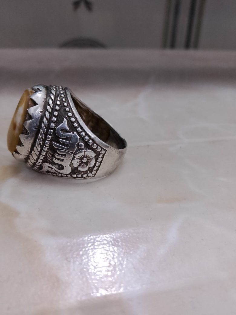 خاتم تحفه صياغه يدويه ثقيله فضه عراقيه للبيع السعر 75 وبي مجال المكان العماره/ ابورمانه شارع السايدين يم البانزين خانه ***********
