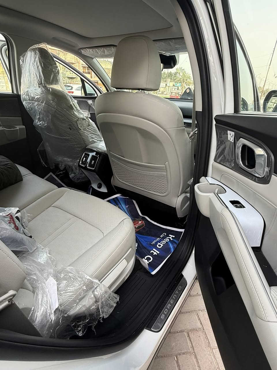 السلام عليكم سورنتو خليجي 
موديل 25 فور اكس الفول 
بصمه 
داتشو 
ويل 20 
كشن حار بارد 
فور ويل 
بانوراما 
كشنات جلد 
كير ماوس 
شفتات استيرن 
جنطه كهرباء 
6 سلندر 
7 راكب 
شن كهربا 
5 كامرات 
سياره زيرو ماشيه 4000 الف
ظمان شركه دوليه 
***********
