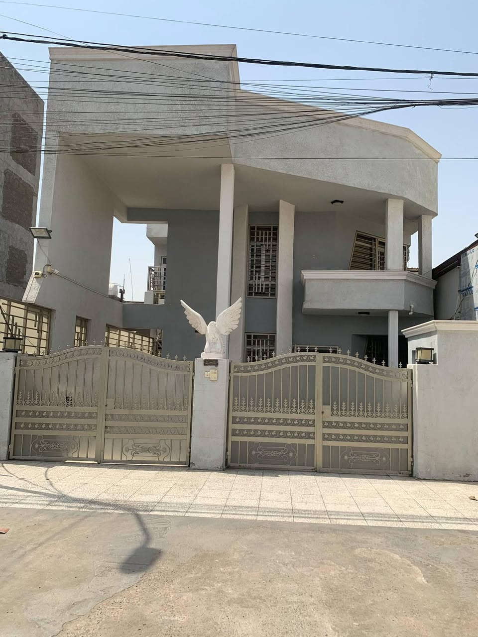 السلام عليكم بيت (للايجار (تجاري)مساحه 200متر يحتوي على غرف نوم عدد 6وغرف عدد 2مخزن في حي القاهر على الشارع الرئيسي لجسر البنوك من جه القاهره للاستفسار والاتصال على الرقم ***********علما غير متوفر على الفيس رجاء
