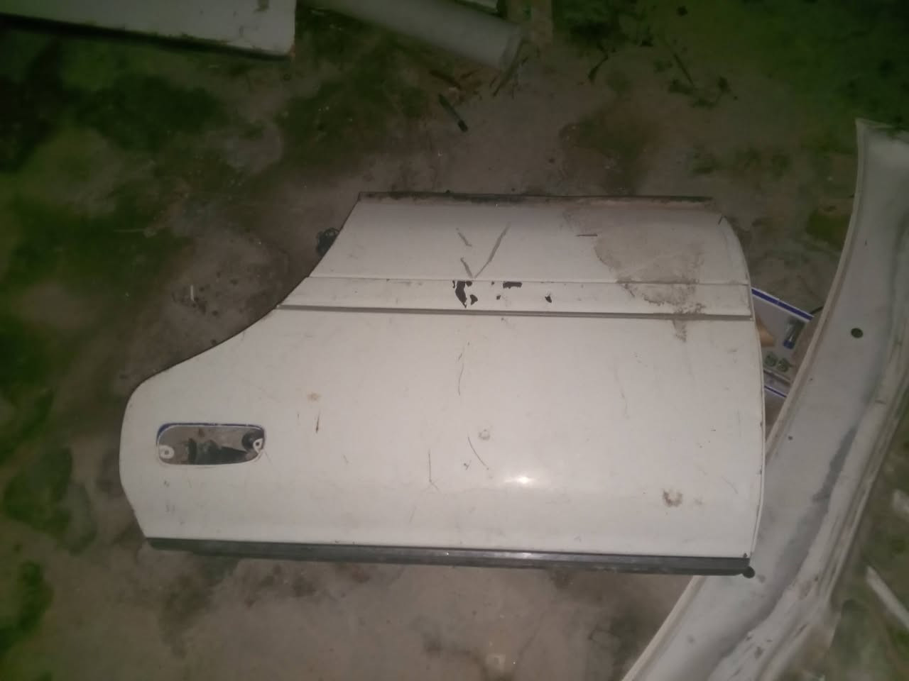 السلام عليكم شباب
فره كامله مال راس الثور 
4 بيبان 
3 دعاميات 2 كدام 
2 جاملغات 
بنيد 
جنطه
شتريد ابيعلك 
تصل ***********
