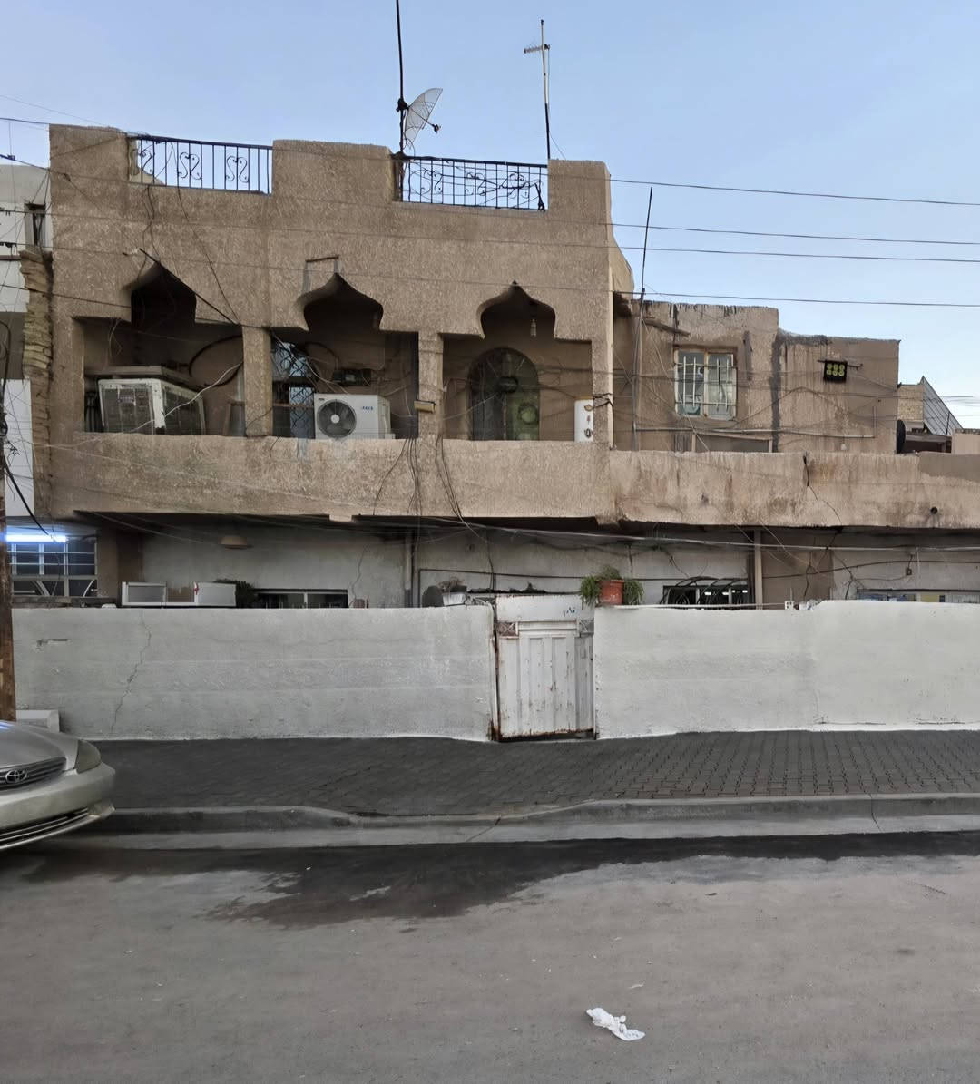السلام عليكم ورحمة الله وبركاته..
بيت للبيع الغزالية شارع الضغط نهاية شارع عسل مساحة 103 م الواجهة 10 م على الشارع التجاري ونزال 10 ..البيت مسلح..
السعر ١٨٠ قابل للتفاوض ..
التواصل ***********  واتس اب ..
