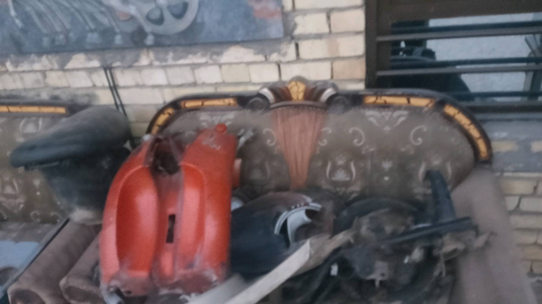 دراجه عبد الحليم تفصيخ كلشي شغال بيه و اغراضه كامله نقص بس ضفيره و السعر  80 الف و بيه مجال تدللون