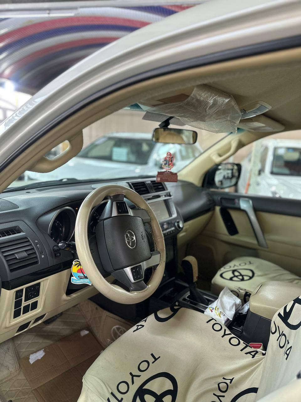 تويوتا برادو 2016 Txl كويتي
رقم اربيل 

للبيع او المراوس 
تشغيل عن بعد
ثلاجه 
- محرك 4.0 لتر 6 سلندر 
- دفع رباعي
- نظام مانع للانزلاق و النظام المساعد على نزول المنحدرات 
- تشغيل بصمة 
- دخول ذكي
- مثبت سرعة
- فتحة سقف
- تحكم ستيرن
- شاشة ملاحة باللمس
- كاميرا خلفية 
- بلوتوث
- مشغل CD
- منفذ AUX & USB
- مقاعد جلد  (بيج)
- مقاعد كهرباء2
- مرايا شفط
- اشارات بالمرآة
- كشافات ضباب
- دبل تانكي 
- فرامل مانع للانزلاق
- حساس امامي خلفي 
- طفايه حريق بلادي 
السياره مكفوله من التبديل والصبغ  

السعر 335 وبيها مجال بسيط
للإستفسار يمكنكم التواصل على الارقام التاليه
***********
