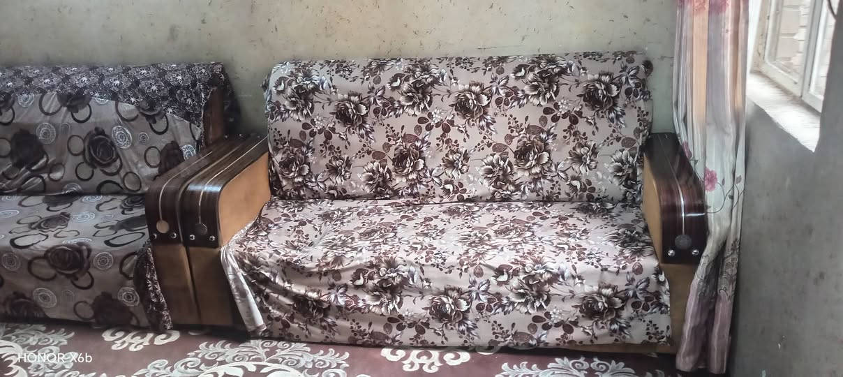 تخم للبيع ١٠٠ الف وبيها مجال  المقاعد مخسوفه رايدلها دوشمه العنوان الزعفرانيه شارع المركز قرب المستشفى بالشقق  الاتصال ***********
