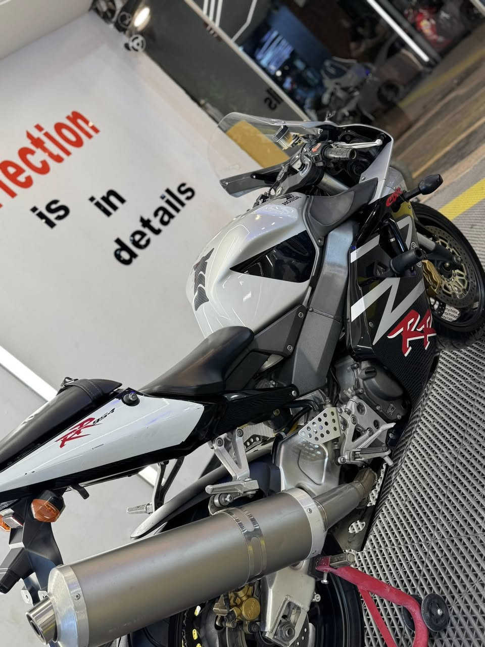 هوندا دفل 954 —،، honda
دراجة نظيفة جداً  صارلهة اقل الشهر نازلة من الرمبة وراعيها

 محافظ عليها، استعمال خفيف وما بيها أي تعب.

المكينة:  صافورة شرط الفحص وكفالة عامة✅

الهيكل: مستقيم وما بيه أي ضربات ✅

النظافة: 100% ✅

الدراجه جاهزة من ناحية كلشي 

دهن جديد بانزين كله محسن ممشتمه العادي 

جاهزة تشغل وتمشي مباشرة… ما تحتاج ولا فلس.

اللي يفتهم بالدراجات يعرف قيمتها  
الدراجه نضيفة بمعنى الكلمه ومكفوله كفاله عامة ✅🏅

المكان: (اليرموك اربع شوارع )

— خاص أو اتصال.

***********
