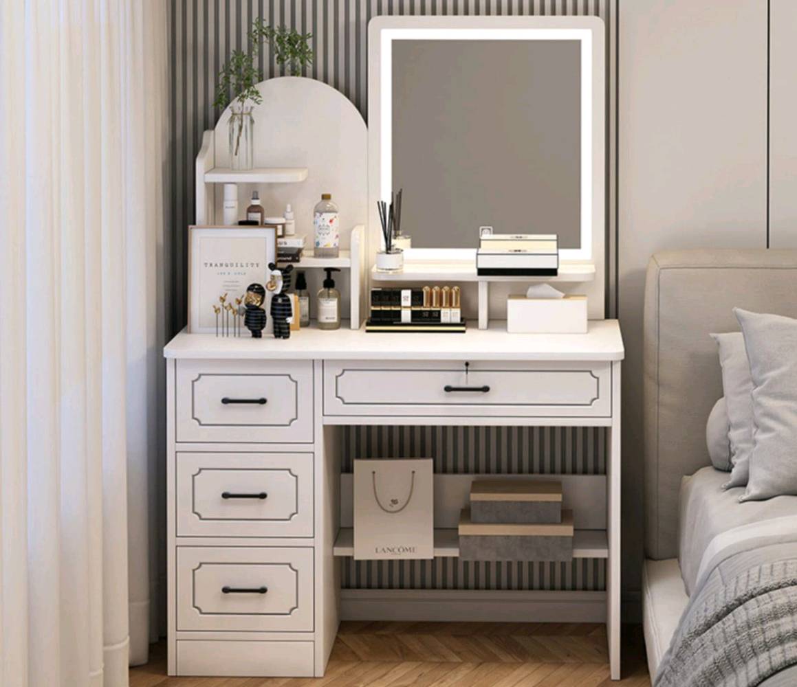 ميز مرايه 
القياس 137*80*40

توصيل بغداد 5 المحافظات 10