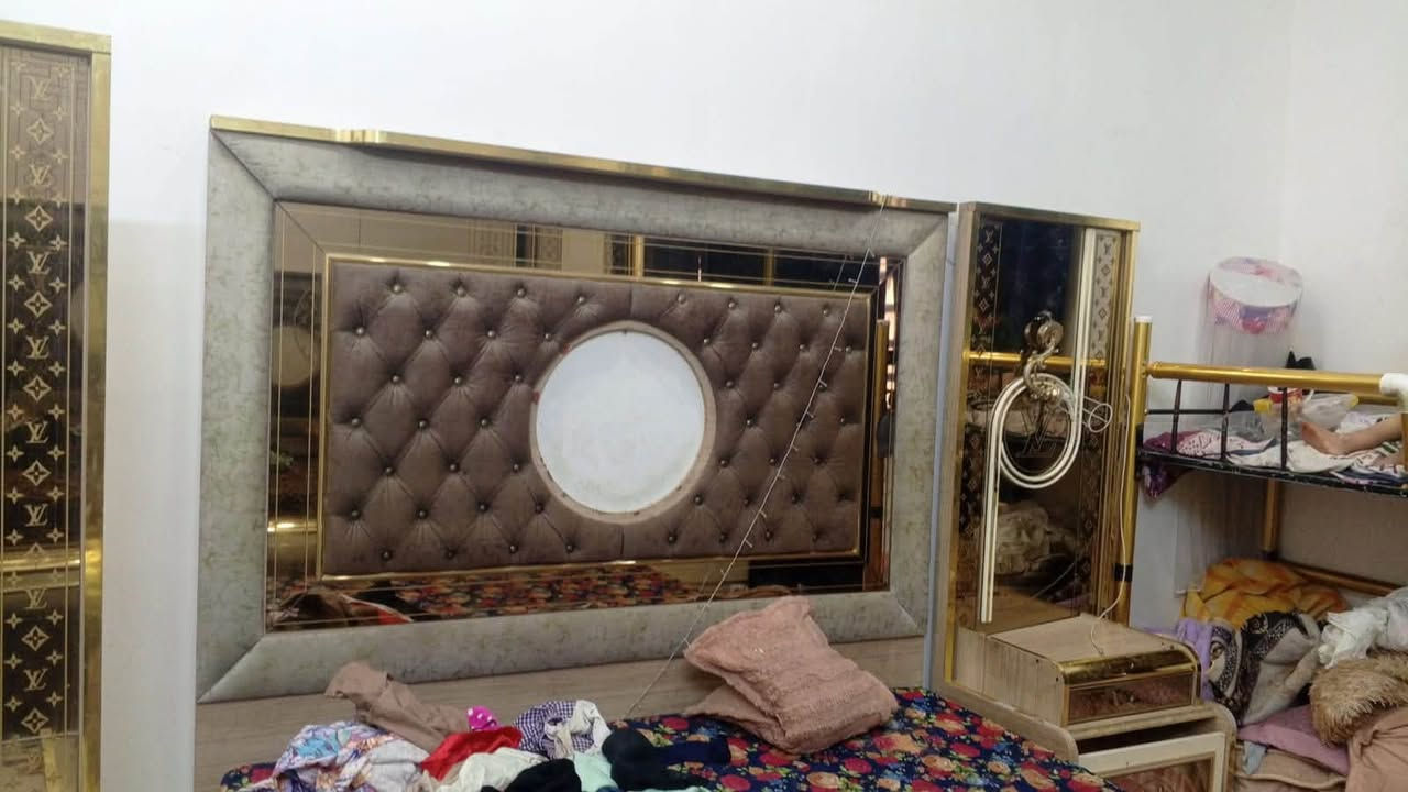 غرفه نوم للبيع نظيفه اب 500 الف وبيهه مجال ***********
