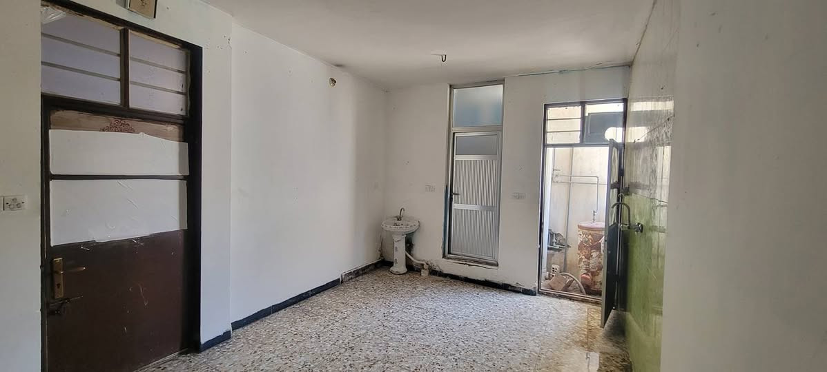 شقة للايجار في بغداد ام الكبر والغزلان 
بدون دلالية ، شارع العام  
مساحتها  ٧٥ متر 
طابق الثاني مساحتها ٧٥ متر
طابق الاول مساحتها ٧٥ متر 
الاتصال  ***********
