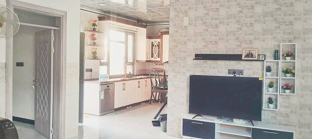🏠دار مؤثث للبيع 
🛣️حي الملايين الأولى خلف الگمرك
🟩 المساحه 170متر
👈 يتكون الدار من غرفتين نوم +هول+استقبال+مطبخ ومخزن+ مشتملات داخلي وخارجي..
🔴 كما موضح في الصور مؤثث كامل من غرفة نوم وطخم قنفات وكاونتر وغسالة ملابس وغسالة مواعين وسبلت وتلفزيون والأثاث زيرو غير مستخدم
💰 السعر 140م
للأستفسار الأتصال بالأرقام
📱*********** اسيا
📞*********** كورك
 للأستفسار اكثر زورو مكتبنا النعمات للعقار 
عنوان المكتب القوسيات سايدين طريق دهوك بعد مفرق تلكيف
 فأهلآ وسهلآ بكم موصل, نينوى
