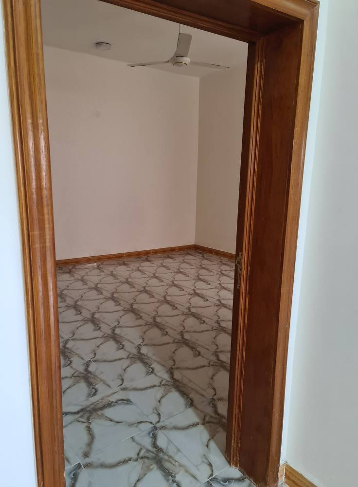 بيت حديث للايجار في منطقة حي السياسيين... البيت جديد
مساحة ٢٠٠ متر ٢.... طابق واحد... غرفتين كبار مع صالة واستقبال ومطبخ كبير وحمامين ( غربي وشرقي) 
طارمة ومدخل للسيارة
گيزر وماطور ماي مع بوستر... مراوح... مفرغات 
البيت بمنطقة كلش حلوة ونظيفة وهادئة... مقابيل البيت اكو متنزه
الايجار المطلوب ٦٠٠ الف شامل للماء والكهرباء 
الاتصال ب *********** مباشر او 004526130966 واتس اب
العباس ابو فاضل خصيمه اللي يعلق تعليق سلبي، 
مايعجبك السعر اعبر المنشور كأنك ما شفته السماوا, المثنى
