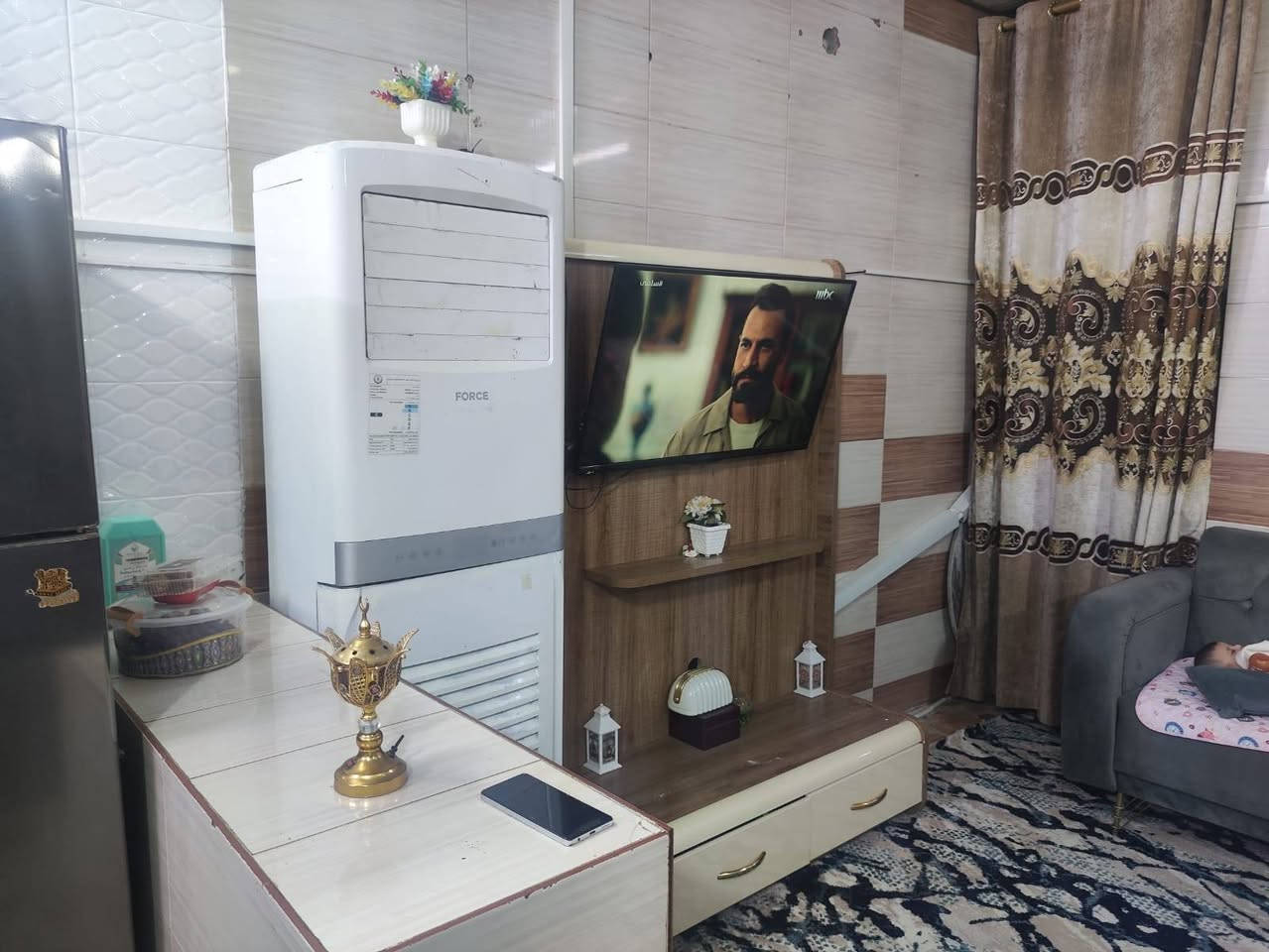 السلام عليكم اخوان دار للبيع مساحة 110 متر طابقين ثلاث غرف صالتين استقبال مطبخ تخاريج صب كونكريت اساس وسقف فقط الطابق الثاني السقف سندويج  سيراميك بيت فول ماء كهرباء تبليط باب البيت  منطقة راقية حيل السعر 65 وبيه مجال مشمول بلتطويب رافع معاملة عنوان قرب مخزن الموز شارع الامام الحسين ع للاستفسار ***********
