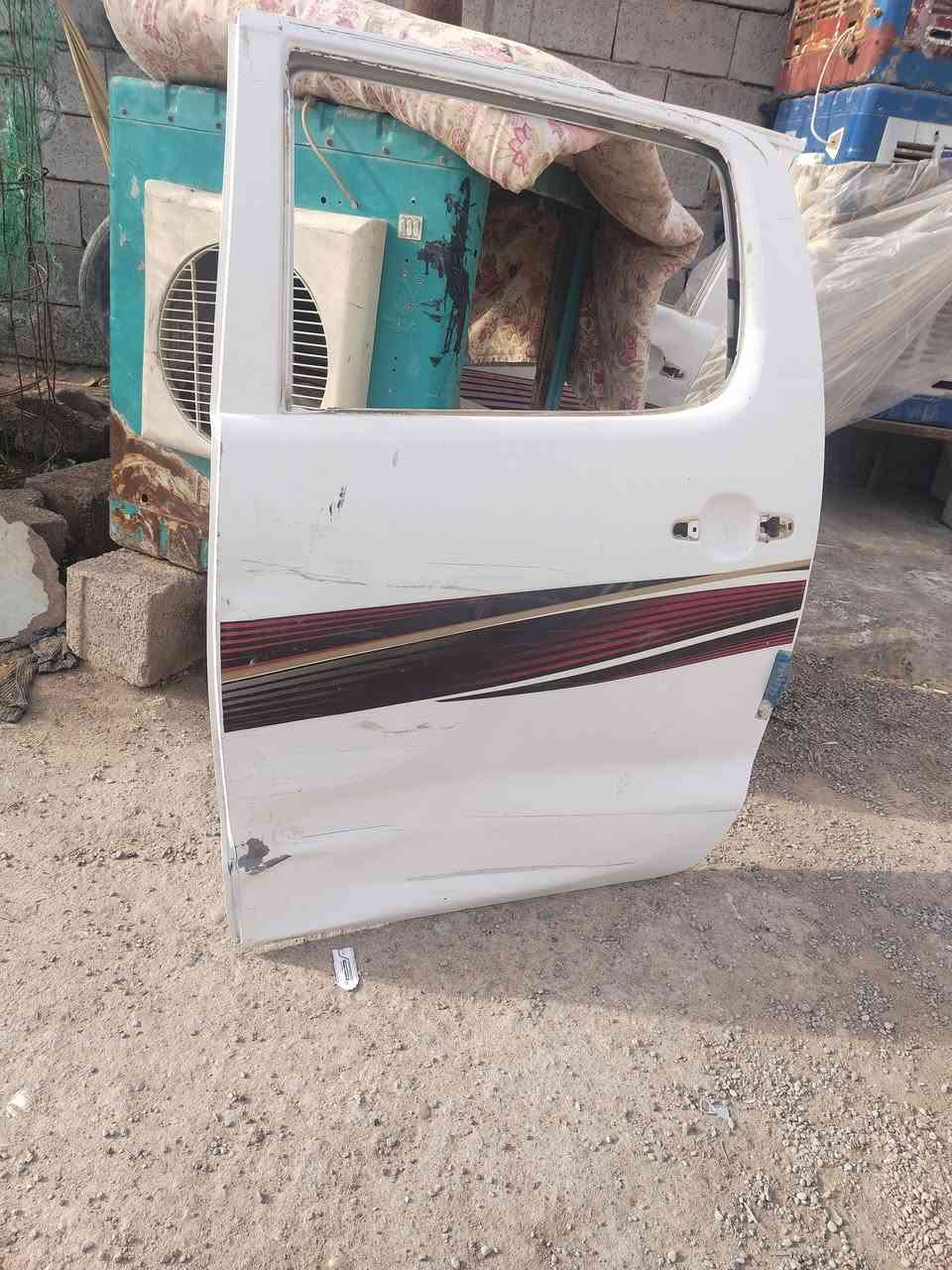 سلام عليكم  باب عكس السايق للبيع  بي بس هاي الطخه باب بلادي مال الشركه لا بيه صبغ ولا شي بس هاي الطخه مكان كوت الاستفسار اتصل عله رقم ***********
