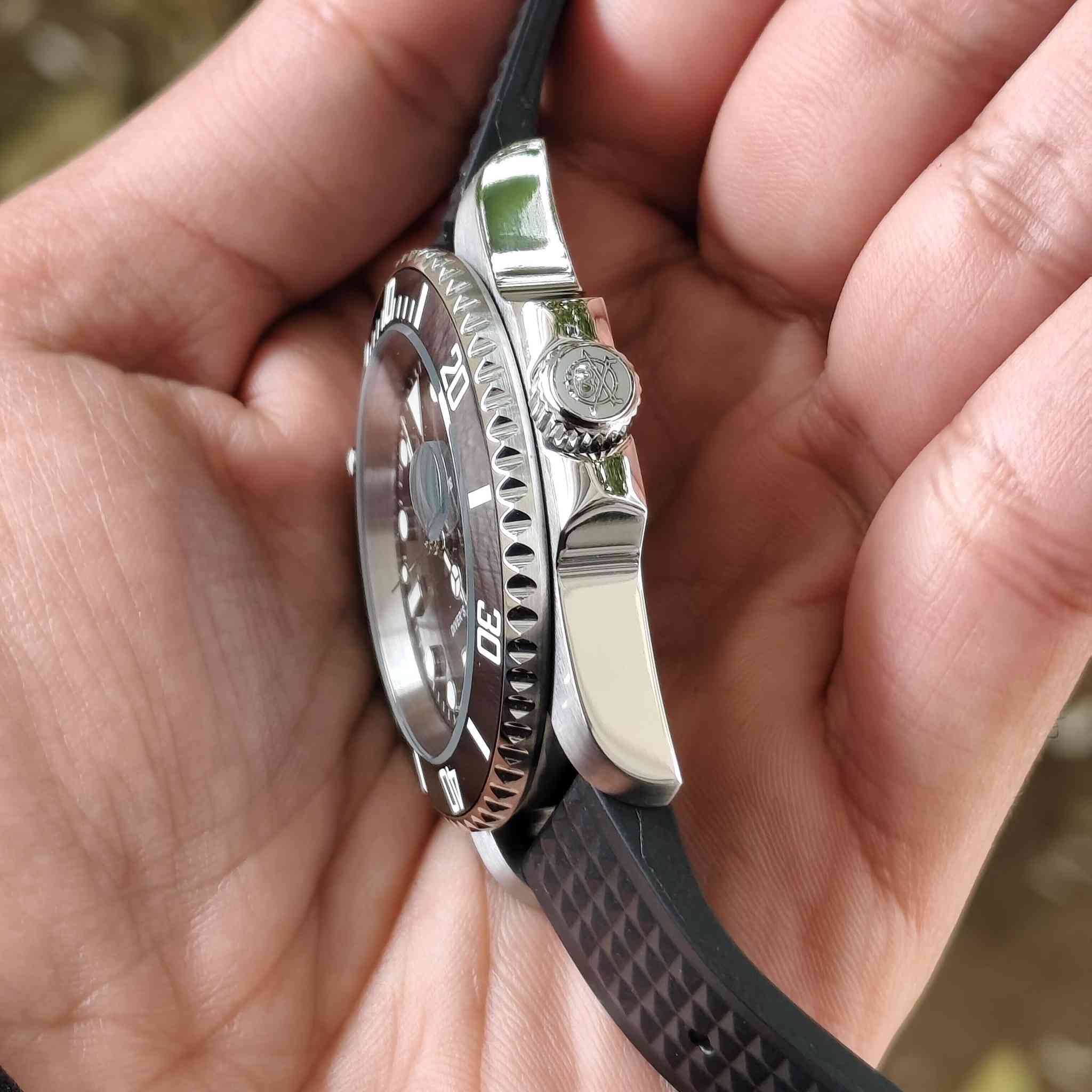 ⌚ ساعة الغوص الاحترافية الاصلية من ADDIESDIVE 

جديدة لوك
(الصور خاصة بالمنتج نفسه اني مصورها)
إذا كنت تبحث عن الدقة والأناقة والجمال في وقت واحد، فهذه الساعة هي الخيار المثالي. مستوحاة من تصميم الـ "Submariner" الكلاسيكي، وتجمع بين المتانة والمظهر الرياضي.
المواصفات التقنية:
الماكنة (Movement): تعمل بمحرك كوارتز ياباني (Miyota 2115)، المعروف بدقته العالية وعمره الطويل للبطارية.
مقاومة الماء: مقاومة حقيقية للماء حتى عمق 200 متر (20 ATM)، مناسبة للسباحة والغوص والأنشطة المائية.
الهيكل (Case): مصنوع من الفولاذ المقاوم للصدأ 316L الصلب، بقطر 41 ملم (حجم مثالي لمعظم المعاصم).
الإطار (Bezel): إطار سيراميك فاخر دوار أحادي الاتجاه، مقاوم للخدش والبهتان.
الحزام: تأتي بحزام مطاطي من نوع Waffle Strap الأسود، مريح جداً للاستخدام اليومي ومقاوم للعرق والماء.
الإضاءة الليلية: عقارب ومؤشرات ساعة مطلية بمادة Luminous (فسفورية) قوية لسهولة القراءة في الظلام.
الزجاج: زجاج معدني مقوى مع عدسة مكبرة فوق نافذة التاريخ لزيادة الوضوح.
#ساعة_رجالية
متوفر توصيل لكل العراق 🇮🇶


**إذا كنت صاحب هذا الإعلان وتريد حذفه لأي سبب، رجاءا أرسل رسالة إلى الدعم الفني**