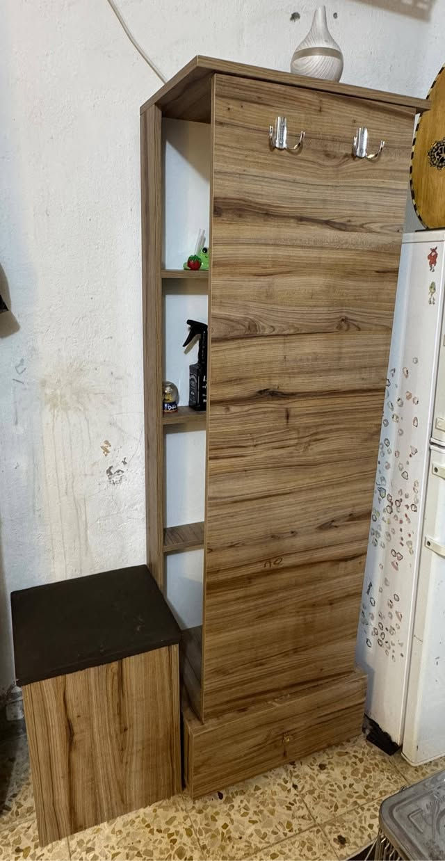 غرفه تركيه للبيع ثقيل مو عاديه مستخدمه قليل  بيهه فقط هاذ الفطر بلجانب مال الجربايه ماينشاف اشرته بلسهم  ٨ قطع الغرفه الكنتور عرضه ٣ متر والرتفاع مترين و ٣٥ سانتيم سعرهه ٨٥٠وبيهه مجال  عنواني المجر الكبير  رقم ***********
