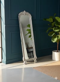 مرآة طولية • إطار مزخرف • النجف الاشرف