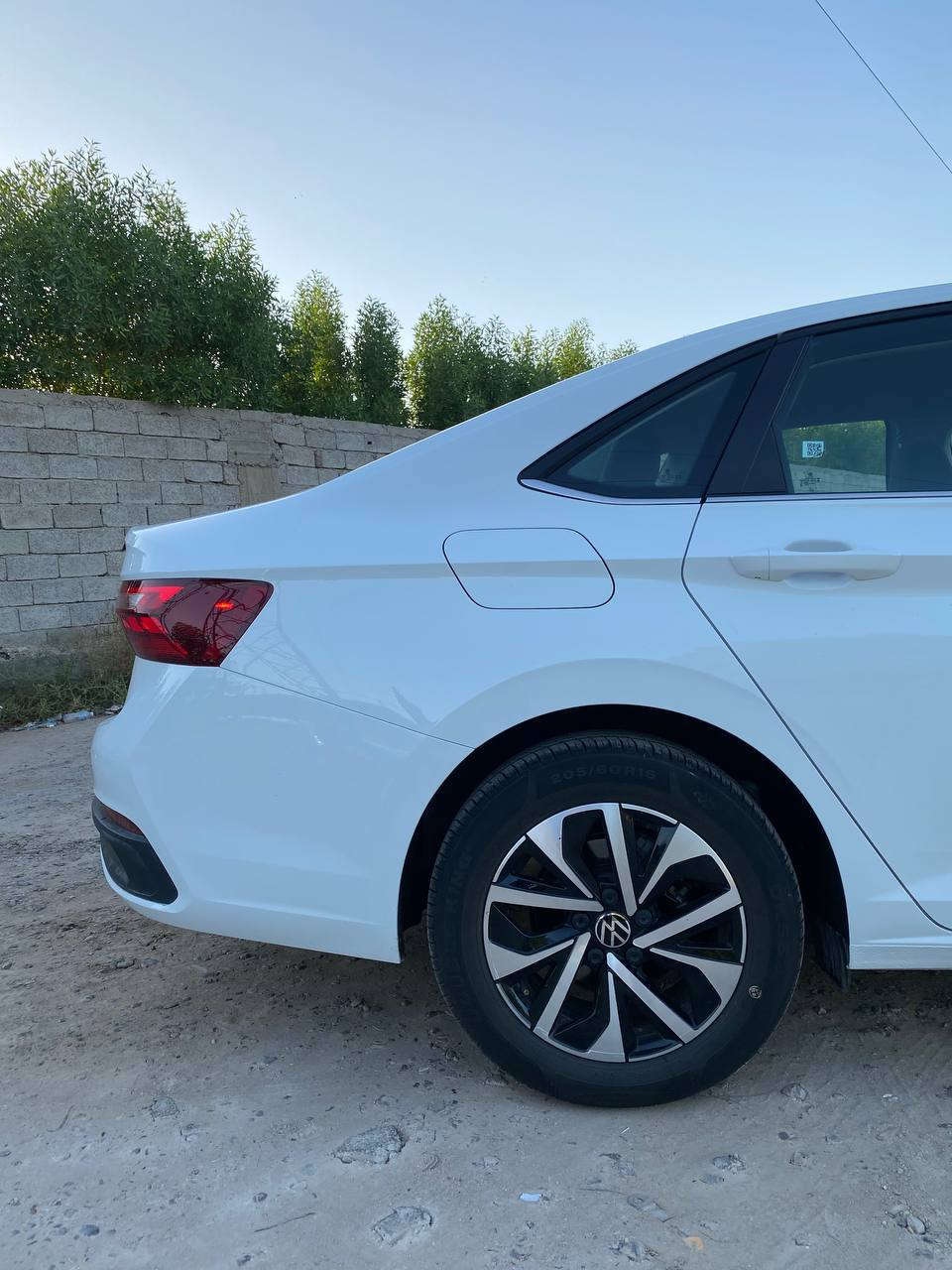 السلام عليكم
فولكس فاجن جيتا 2024
السيارة سيدان 4 باب، محرك 1.5 تيربو، بنزين، أوتوماتيك

المواصفات:

محرك 1500 سي سي تيربو اقتصادي جداً

كير 8 سرعات. 

دفع أمامي

شاشة، حساسات، كامرة رجوع، ستيرن جلد، تبريد قوي

نظام الفرملة الطارئة التلقائي (Automatic Emergency Braking – AEB)

تحديد مسار ، نظام تحذير النقط العمياء الخ

5 ركاب، صالون واسع ومريح

لون أبيض 

محرك وكير وشاصي بحالة جيدة جداً 

 الملاحظات:
السيارة استيراد أمريكا، 
الكير والمحرك سليمين 100%
الداخلية نظيفة وممشاها قليل  
رقم بغداد  

سعر مناسب
 
 للاتصال أو الاستفسار:
(***********)
