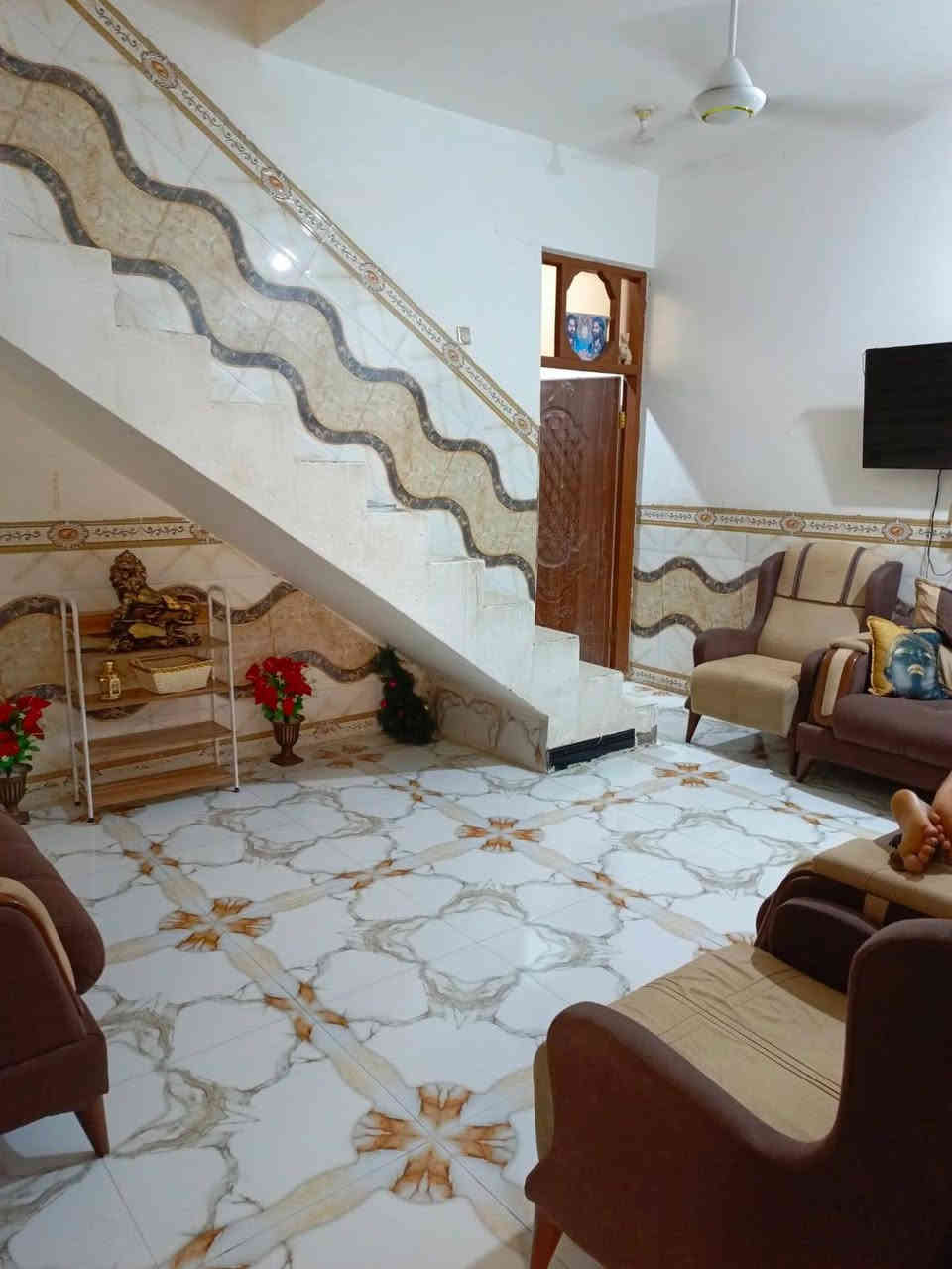 مشتمل 100 متر بحي الحكيم نزلت ماركت على الأمير  
سند 25 بناء حديث 2023 بناء طابوك 
غرفه وهول ومطبخ وستقبال ومنور وصحيات 
يبعد عن شارع العام 200 متر
السعر 43 بيه مجال 

الشراي يتصل ***********
