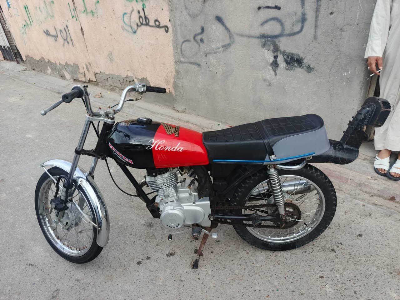 السلام عليكم دراجه أدوات للبيع دراجه نضيفه ماً مفتوحه سع450وبيها مجال مكان البصره المعقل رقم الهاتف ***********
