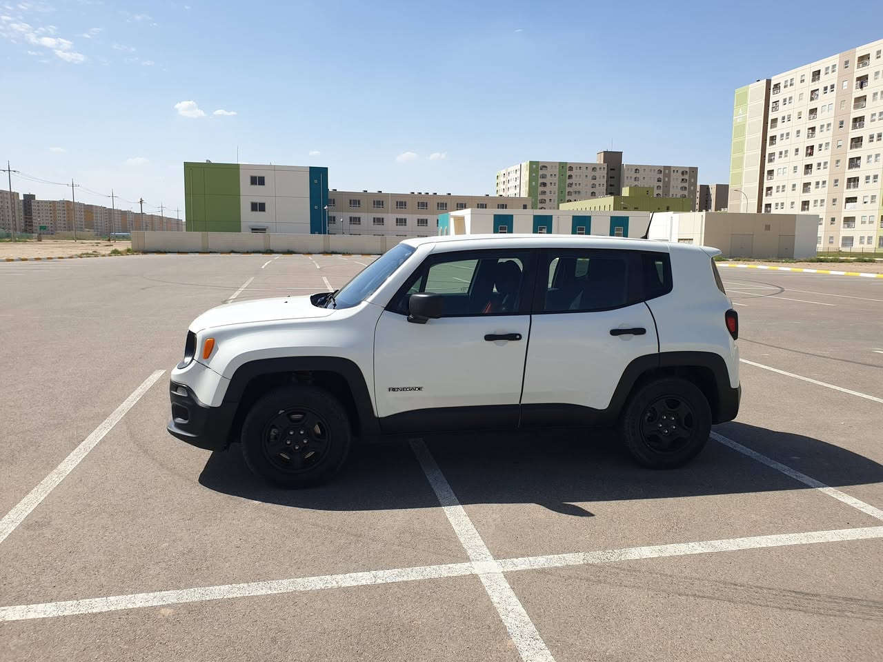 جيب رينكَد موديل 18 فئة سبورت 4×4
محرك 1400 توربو .. كَير عادي 
ماشيه 65 ميل .. حادثها فقط جاملغ امامي موضح بالصور بدون اي دواخل وبدون ايرباك وبجم كبس .. السياره مال بيت وكلش نظيفه وعلى ايدنه من امريكا .. جاهزه للأخير متصفر عليها فلس وكلشي مكفول بيها بحالة الوكاله .. رقم بغداد بإسمي تحويل ثاني يوم .. مكاني بغداد
***********
السعر 125 وبيها مجال
