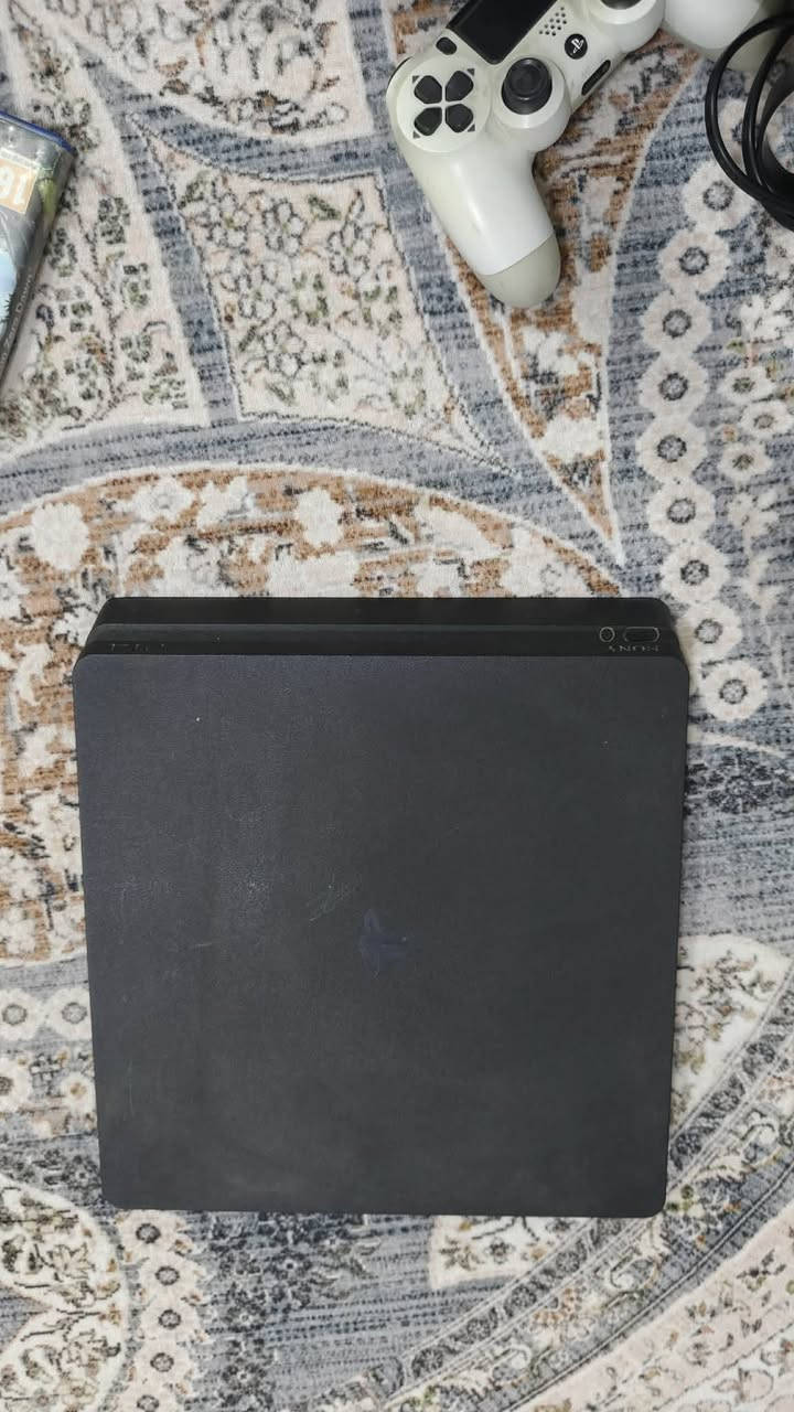 بسم الله الرحمــن الرحيم

بلي ستيشن 4 فور سلم مستعمل قليل

بلي متكامل من كل النواحي شغل والعب

مامتفوح يجيك ويا 4 العاب + قرص وواير HDMI و يدات او جوستكات العدد 2 وحدة اصليه وحده تجارية

كل هذه بسعر ~«250» وبي مجال

عنوان بابل حلة لايوجد توصيل 💗

للتواصل واتساب فقط  
***********
