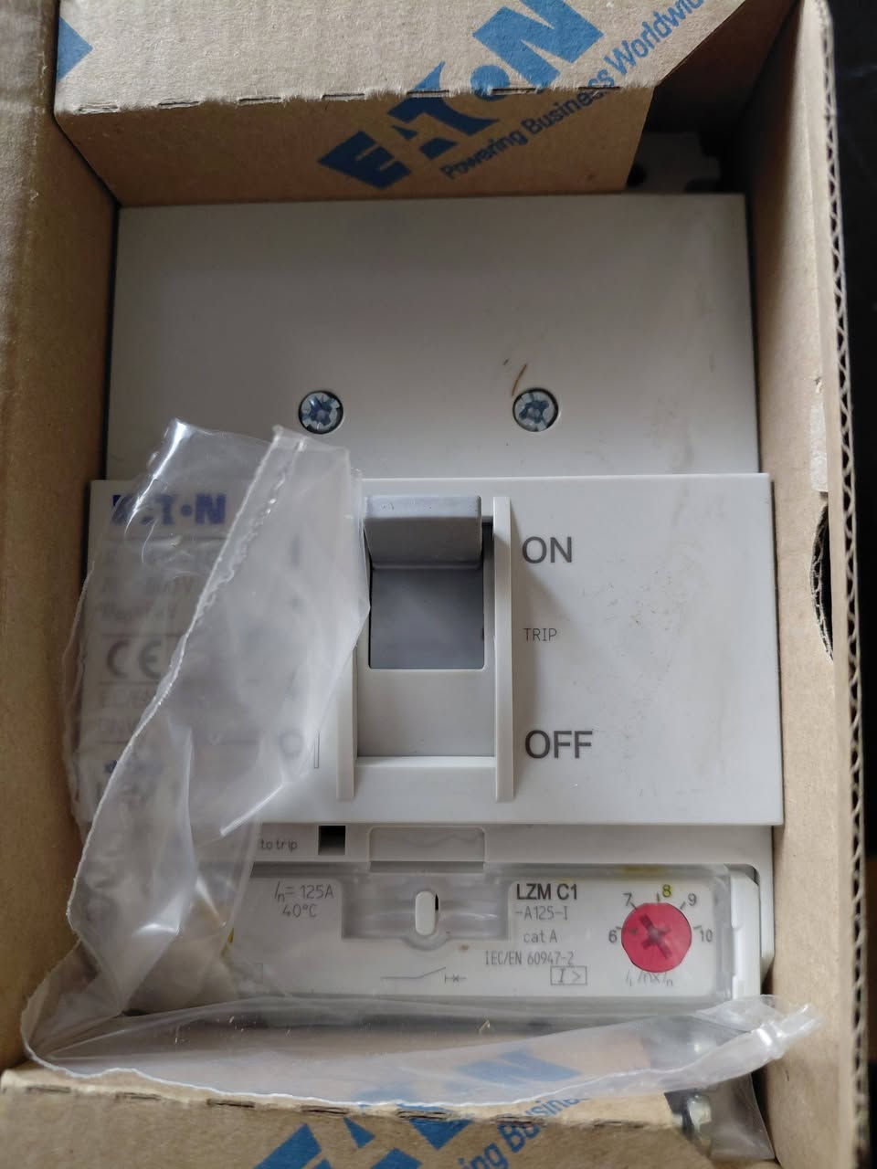 العنوان: قواطع كهربائية (MCCB) من شركة Eaton الأصلية - حالة الزيرو
متاح للبيع مجموعة قواطع كهربائية علبة مصبوبة من شركة  (سلسلة Moeller)، المنتجات Eaton جديدة تماماً وبالكرتونة ومعاها مسامير التثبيت وكتالوج التشغيل  

​الأنواع المتاحة:

​قاطع Eaton BZMD1-A50: تيار 50 أمبير، قدرة 15kA.

​قاطع Eaton BZMB1-A63-BT: تيار 63 أمبير، قدرة 25kA.

​المميزات:

​صناعة رومانيا بجودة عالية.

​مناسبة للوحات التحكم والمصانع.

​سهولة التركيب والصيانة.

​للاستفسار عن السعر أو طلب كميات، يا ريت تبعتيلي على الخاص أو تسيبي كومنت وهرد عليكي بالتفاصيل.

​01116724491


**إذا كنت صاحب هذا الإعلان وتريد حذفه لأي سبب، رجاءا أرسل رسالة إلى الدعم الفني**