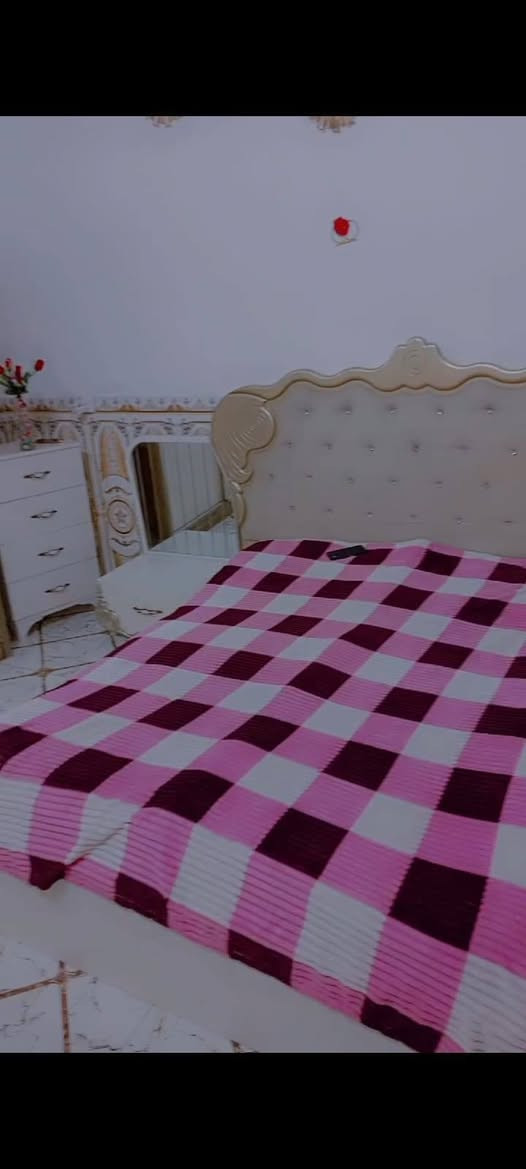 السلام عليكم
غرفة نوم تركيه باب أول 
ديكورهه ملكي خمس قطع 
كنتور باب سلايت 
السعر المطلوب 500 اوبيهه مجال 
هاتف: ***********
