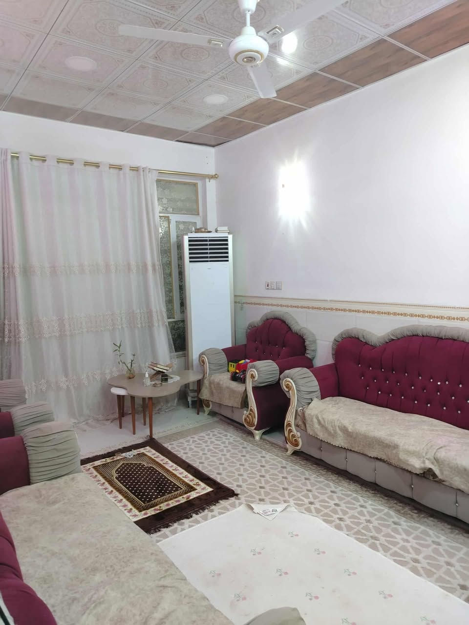 بيت للبيع ١٠٠ متر طولانيه خلف جامع تاج الدين قريبه ع الحديقه الجديده طابق ونصف الأول إستقبال وصاله وغرفه وصحيات والثاني غرفه وصاله وصحيات ١٦٥ به مجال بسيط ***********
