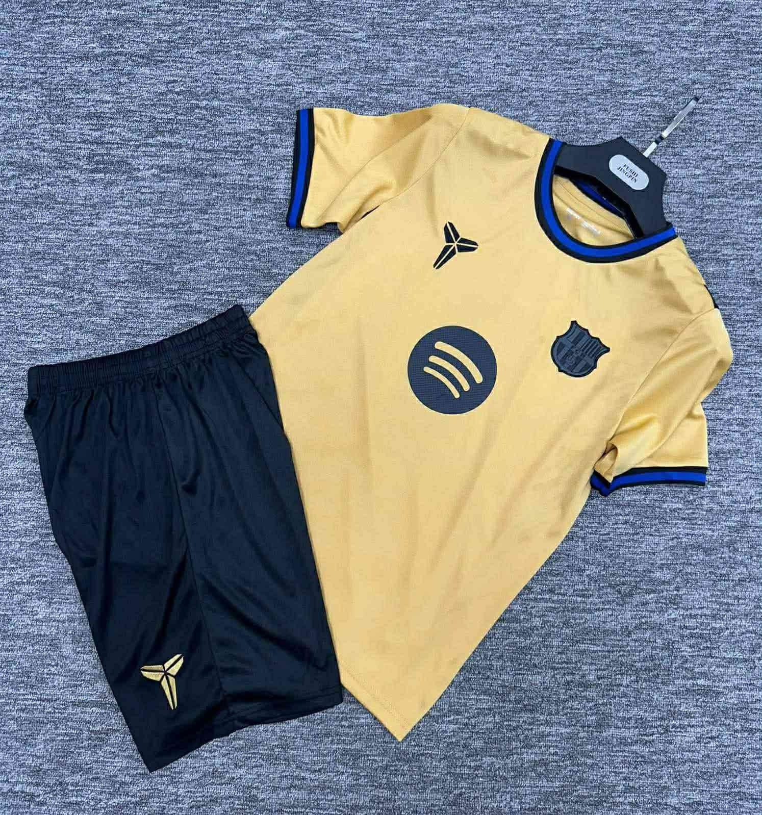 دريس وشورت اربع قطع ريال مدريد الازرق وقطعتين برشلونه الذهبي وقطعتين برشلونه الاحمر والازرق وقطعه نسخه نيمارر نهائي الابطال 2015  قطع كلش حلوه خامه تايلندي الاصلي   القطعة ب10 واذا شلعه بيهن مجال بسيط هذا رقمي خابرني ‏ وتدلل‪***********‬‏
