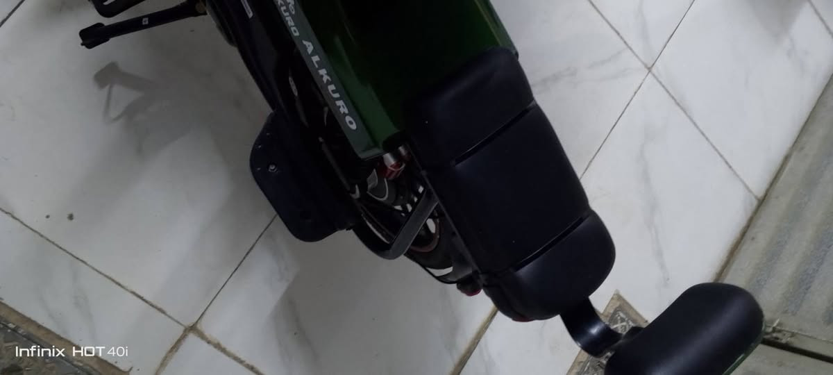 سلام عليكم 
دراجة شحن نوع الكوري لون زيتوني حجم20 موديل2025 دراجة مفولة للاخير كلشي ما ناقصهة كارت وبصمة وسويج شاشة ايباد بدون اي عطل كلشي ما ناقصهة نضافة واضجة بالصور تايرات زينة وويالة عدلة بطاريات 4دبل كلشي ما بيهن اصليات لاصوت بالملف ولا شي 
سعر 300وبي مجال 
تواصل *********** بي واتس 
او علق اجيك خاص
