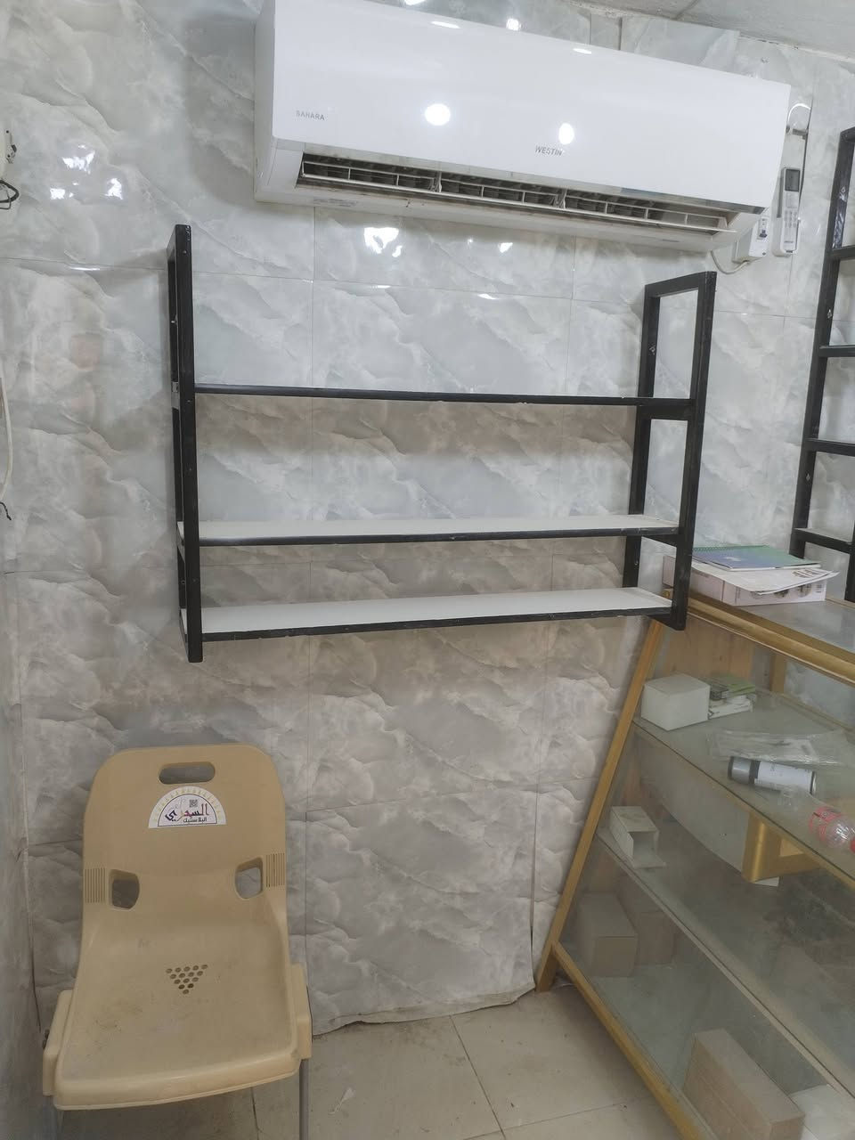 السلام عليكم
رفوف جام قواعد خشب متانه محل عطور ديكور مرتب متر×3متر ارتفاع متر و 10 زائدا ميز مترين ونص زائدا كرسي دوار 300الف ناصريه سوق الشيوخ ***********
