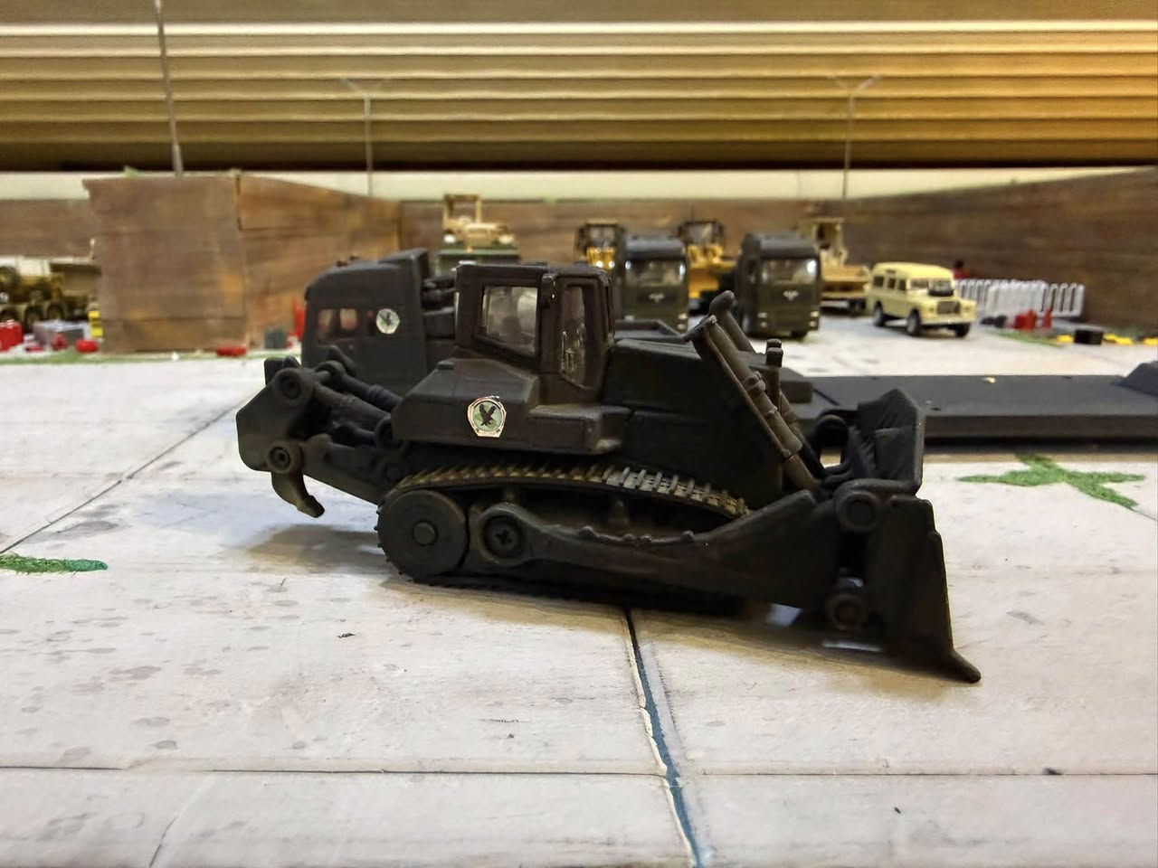 من مجموعتي
لبلدوزر عسكري من طراز Caterpillar D9، ولكن بنسخة مميزة جداً تابع لجهاز مكافه الارهاب العراقي اللون الأسود/الرمادي الداكن: هذا الطلاء غير شائع في العمليات الصحراوية التقليدية، وغالباً ما يُستخدم للمعدات التابعة لـ وحدات جهاز  مكافه الارهاب العراقي 🇮🇶 القوات التي تعمل في العمليات الليلية لتقليل الرؤية. العمليات الخاصة: لفتح الثغرات وإزالة العوائق أمام قوات النخبة في المناطق الحضرية أو تحت جنح الظلام.


**إذا كنت صاحب هذا الإعلان وتريد حذفه لأي سبب، رجاءا أرسل رسالة إلى الدعم الفني**