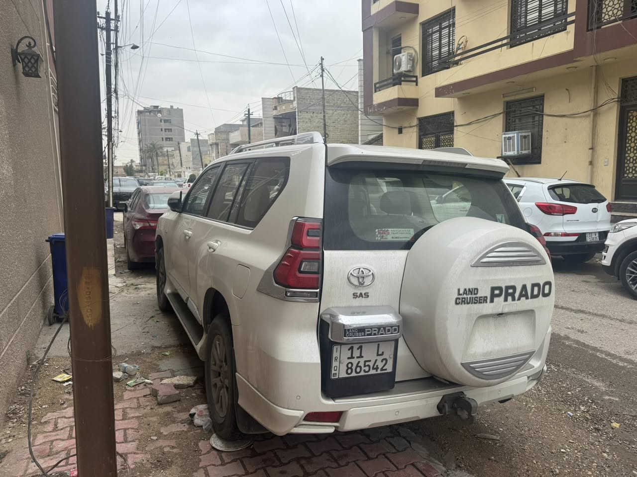 السلام عليكم برادوا ٢٠٢١ اعلى فئة vx فول مواصفات السيارة  مكفولة وكالة ساز أخذنا زيرو عل إيدي وهسة ماشية ١٠٠ السيارة مكفولة بيها فقط شخط كلش بسيط بالبنيد ومكحل وما مبين اخوان السيارة جديدة بس مغاسلها السعر ٤٢٥ ورقة وبيها مجال للشراي لاستفسار *********** العنوان بغداد البلديات
