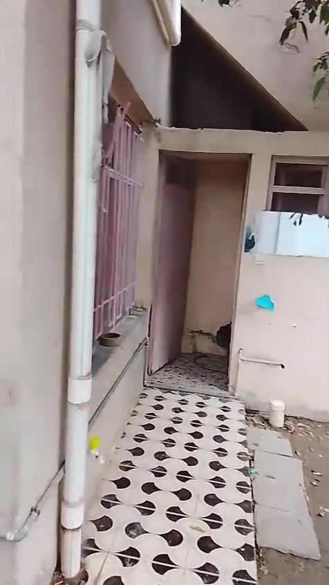 بيت للإيجار المساحة ١٥٠ متر سيراميك
في بهرز ـ بداية حي القادسية 
الشوارع تبليط 
للإتصال بالرقم ***********
