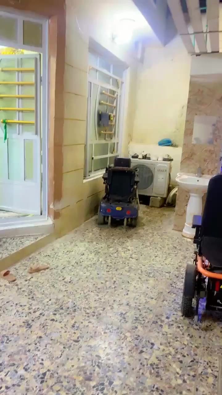 دار للبيع. حي الصدرين…موقع مميز. ركن
نضيف جدا   مساحه البيت. 180 متر 
غرفتين نوم.  صاله. مطبخ. استقبال..حمام داخلي. 

الطابق الثاني.   سطح شتايگر +مخزن.  بيتونه…
للاستفسار…***********
***********
