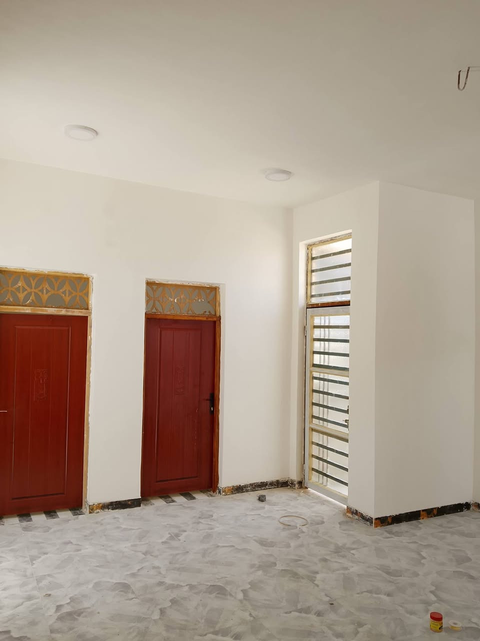 السلام عليكم بيت زراعي بكاع علي ال حامي  للبيع مساحته 140 متر واجهيته 7 ونزال 20 عل حولي اول فرع  يحتوي عله ثنين غرف نوم وصاله واستقبال ومطبخ وحمام  دخلي ولتواليت خارجيه ولسكف كونكريت جديد ما مسكون للاستفسار الاتصال ***********
